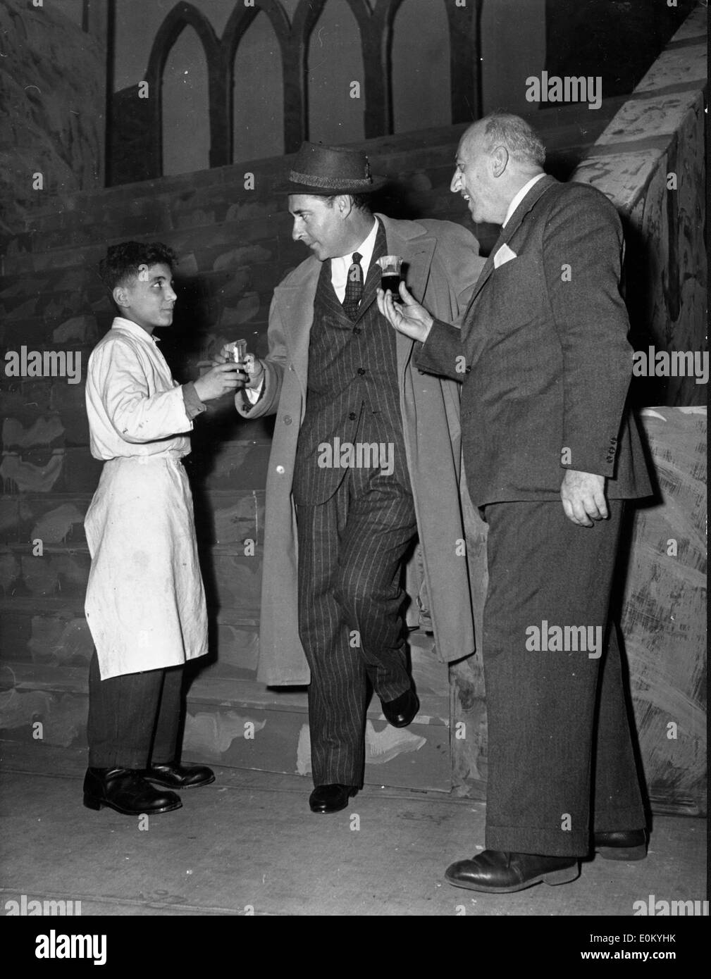 Regista Roberto Rossellini esaminando i piani di scena per "Othello" Foto Stock
