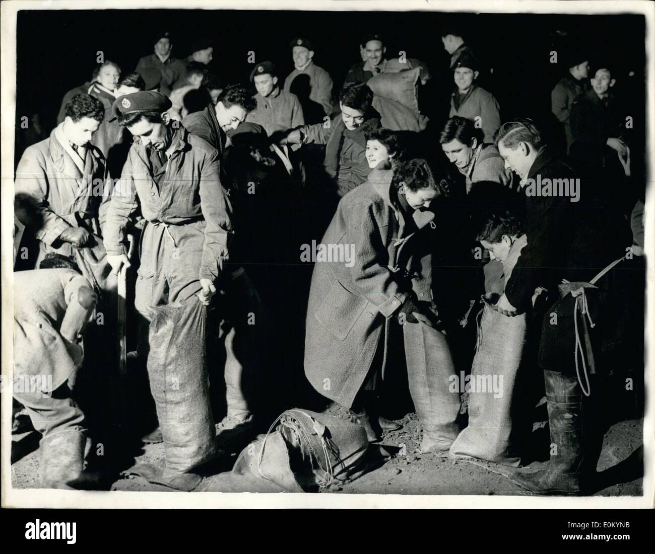 02 febbraio 1953 - gli studenti da kingston- sul Tamigi si spengono. Sacchi di sabbia - alle due o'clock della mattina. La foto mostra sweep Foto Stock