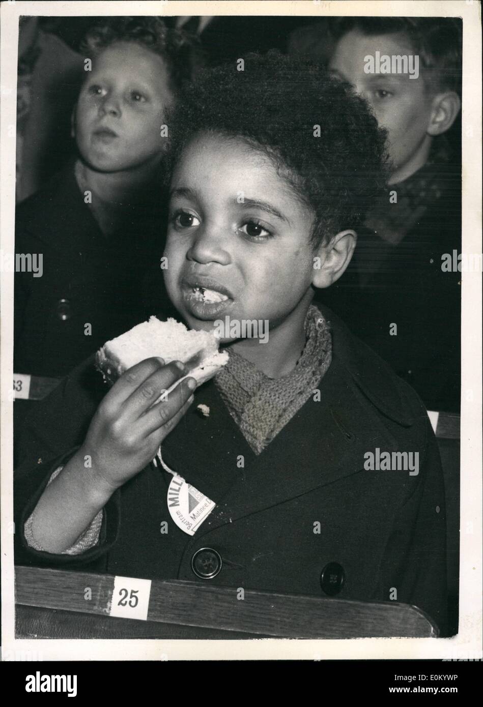 Il 12 Dic. 1952 - Ragazzi andare al circo il ragazzo di colore mangia la sua sandwich. La foto mostra: molto disinteressato è di cinque anni di Tony Downey un visitatore colorati - come si mangia un panino - quando si guarda la prima performance del Bertram Mills Circus a Olympia questa mattina. Lo spettacolo è stato frequentato da 6.000 ragazzi. Foto Stock