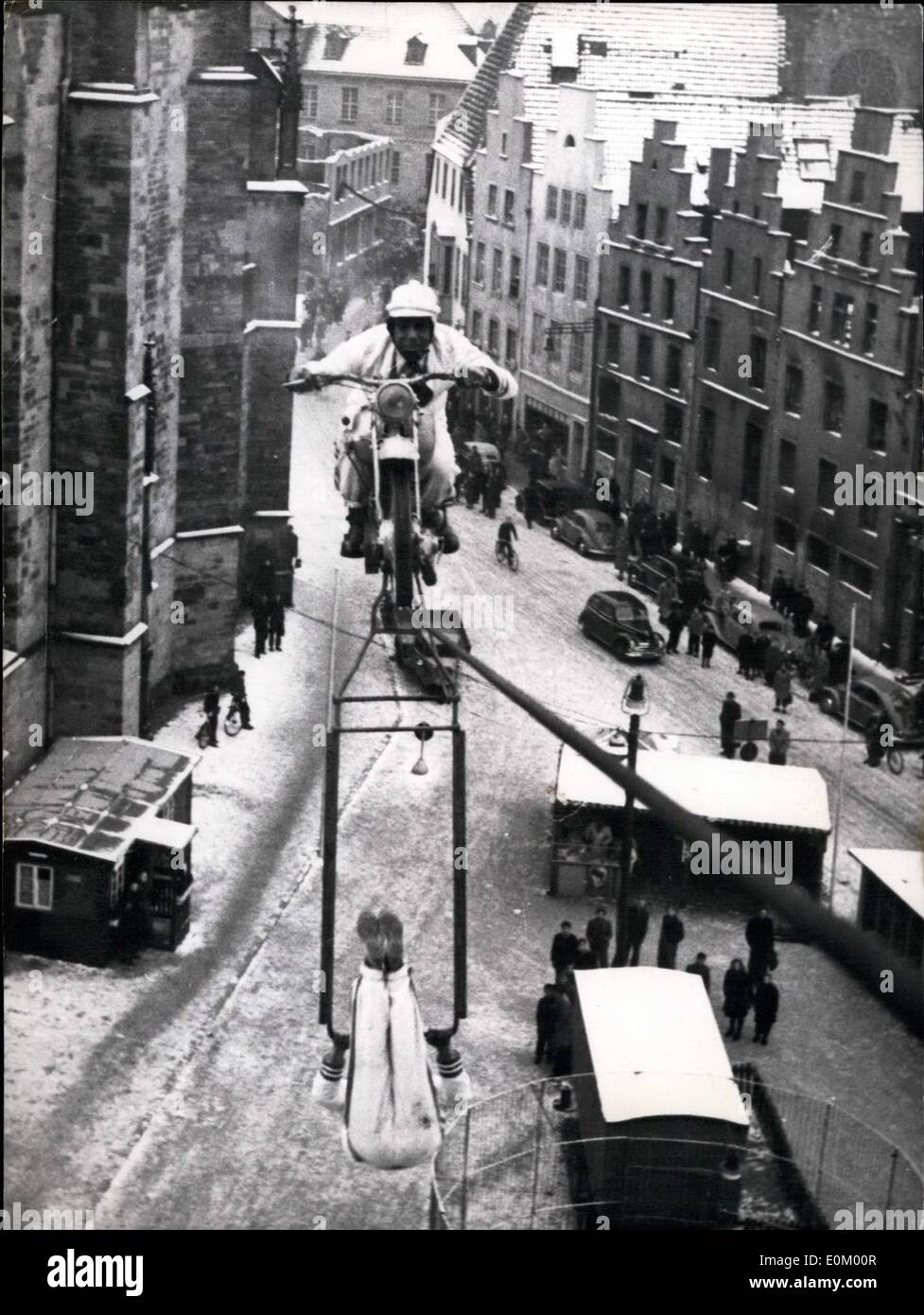 Il 12 Dic. 1952 - Il nome dell'artista è il Capitano Leonardo Bossle, e abbastanza insolito è il suo debutto egli sta attualmente dando a Monaco di Baviera. Lui e il suo compagno di guidare con trenta miglia per ora ''e' di ritorno Foto Stock