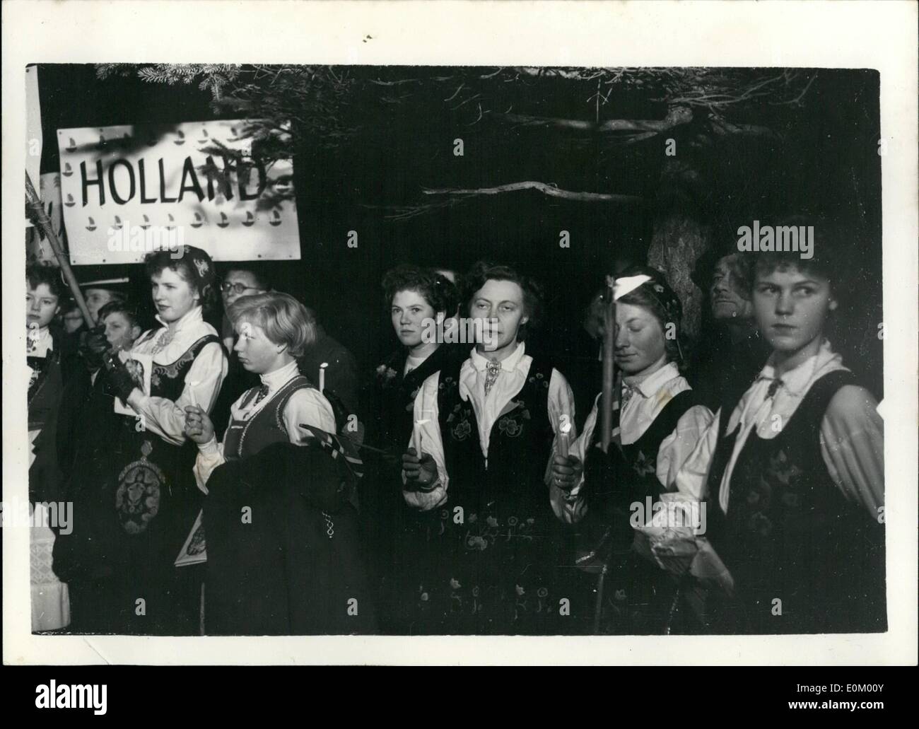 Il 12 Dic. 1952 - Mondo Natale Festival di Salisburgo. Giovani provenienti da Olanda prendere parte: uno e cento venti delegati provenienti da tredici paesi sono assemblati a Salisburgo e a Oberndorf per celebrare il primo mondo - Grande festa di Natale della ''amicizia tra giovani e bambini'' organizzazione. L' organizzazione ha la sua sede a New York ed è stato istituito nel 1945 e il suo obiettivo è quello di approfondire l'amicizia internazionale tra i ragazzi di tutto il mondo. Fino a data American ragazzi e ragazze hanno presentato oltre tre milioni di regali di Natale per i bambini in Europa Foto Stock