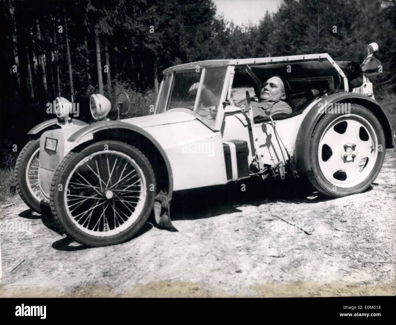 Il 12 Dic. 1952 - Nel 1925, Herr Nikolams Radlein, subito gravi ferite quando un cavallo irrequieta lo gettarono fuori del retro. Dal momento che egli è completamente paralizzato, ed è in grado di muovere le braccia e la sua testa solo. In 1933 ha acquisito una vettura che è stata fatta secondo il proprio design. Giaceva a terra, egli è in grado di sterzare il volante ruota - che è simile a quella di un piano. Herr Randlein ha guidato la sua auto più di 200.000 chilometri e questo è un grande successo. Per la vettura ha solo 6 H.P. e la velocità massima è di 50 chilometri all'ora Foto Stock