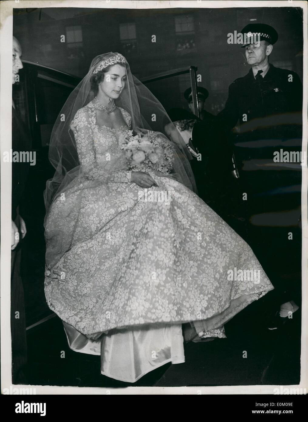 Gen 01, 1953 - Arriva la sposa per il suo matrimonio.. Cerimonia in Edinburgh: foto mostra la signorina Jane McNeill arrivando a San Giles, Edimburgo, oggi per il suo matrimonio con il Conte di Dalkeith.. Tra gli invitati alle nozze sono state H.M. La Regina - Duca di Edimburgo e il Duca e la Duchessa di Gloucester - la principessa Margaret ecc. Foto Stock