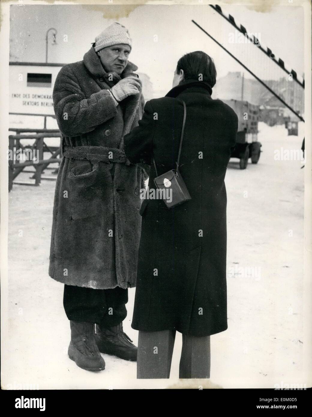Febbraio 02, 1953 - Carol Reed la realizzazione di nuovi film in Berlino. Sir Carol Reed, British film produttore, gustando una bevanda calda durante la realizzazione del suo nuovo film ''l'Berlin Story'' nella zona occidentale di Berlino, nel clima molto freddo. Foto Stock