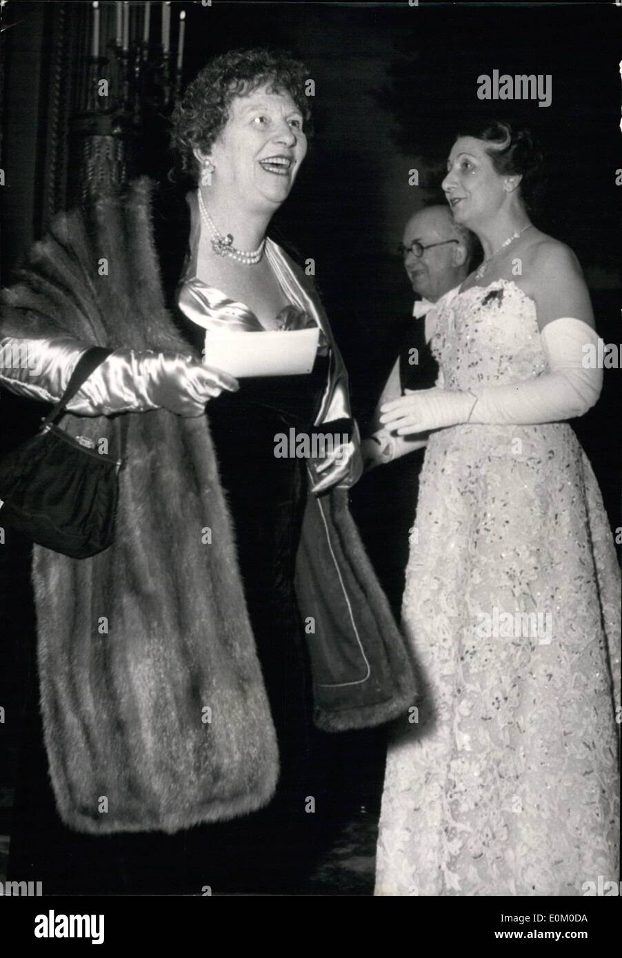Febbraio 02, 1953 - Reception a Elysee: Madame Utrillo, moglie del famoso pittore Maurice Utrillo, arriva all'Elysee Palace. Presidente e Madame Auriol sono state in background. Foto Stock