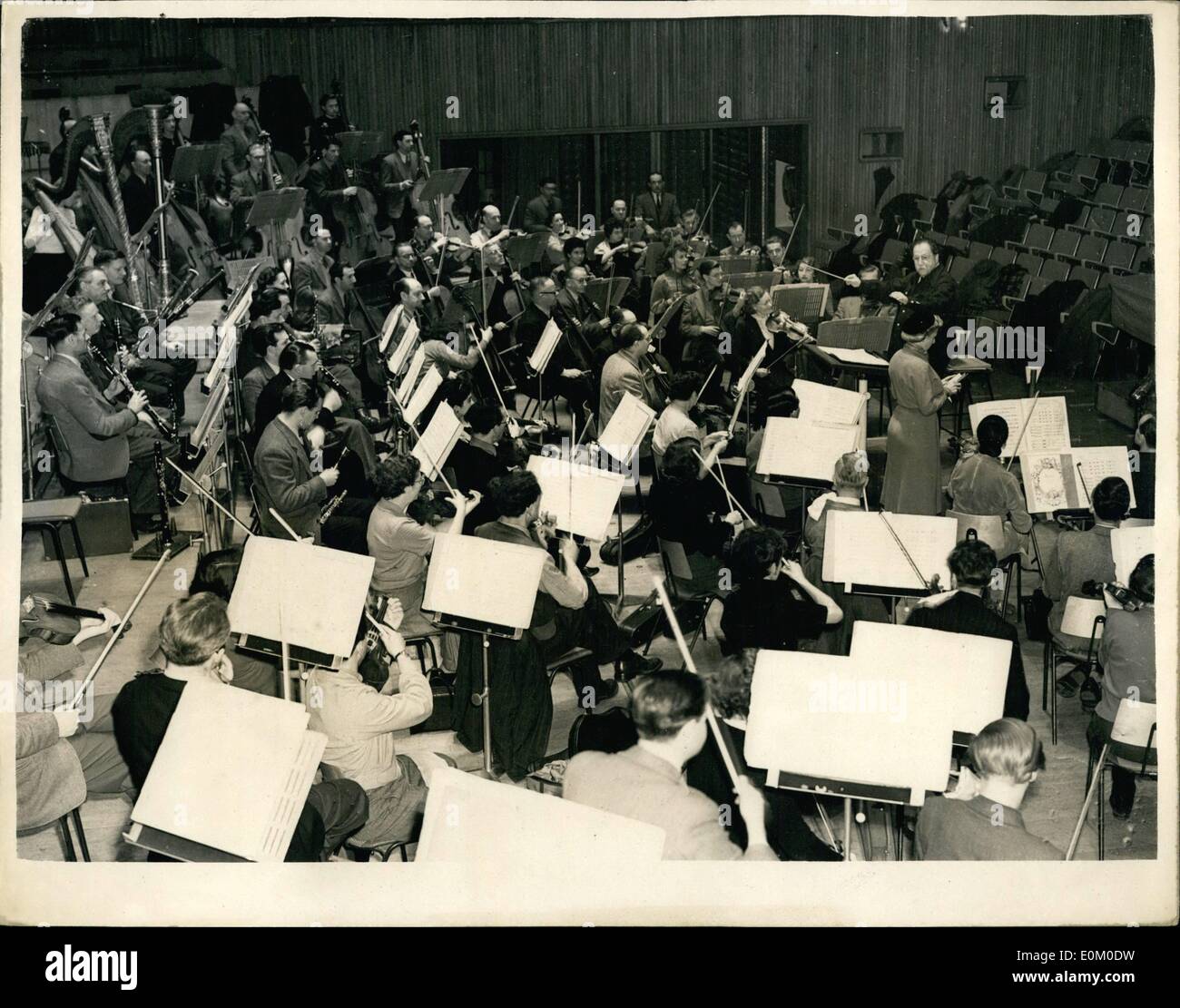 Febbraio 02, 1953 - maestro di musica a Londra : 77 anni di Pierre Monteux, che era nato a Parigi, e una volta effettuato il Balletto Diaghileff, conduce l'B,B,C, Symphony orchestra presso la Royal Festival Hall di domani. Negli ultimi anni ha dedicato molto del suo tempo in America e si è ritirato dalla conductorhisp della San Francisco Symphony orchestra o due anni fa. foto mostra la vista generale mostra Pierre Monteux condurre - nel corso della sua odierna prove presso la Royal Festival Hall. Foto Stock