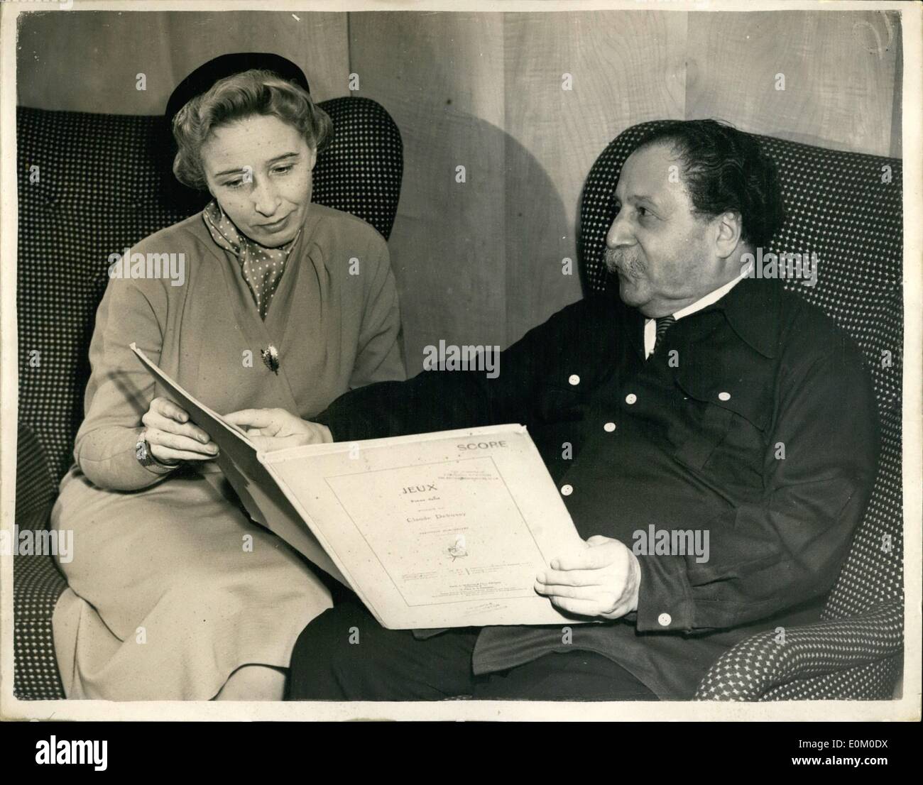 Febbraio 02, 1953 - Maestro di musica a Londra.: 77 anni di Pierre Monteux, che era nato a Parigi, e una volta effettuato il Balletto Diaghileff, conduce il B.B.C. Symphony Orchestra presso la Royal Festival Hall di domani. Negli ultimi anni ha speso il conductorship della San Francisco Symphony Orchestra uno o due anni fa. Mostra fotografica di Pierre Monteux, visto con soprano Belga, Suzanne Danco, ad oggi;s rehersals. Foto Stock