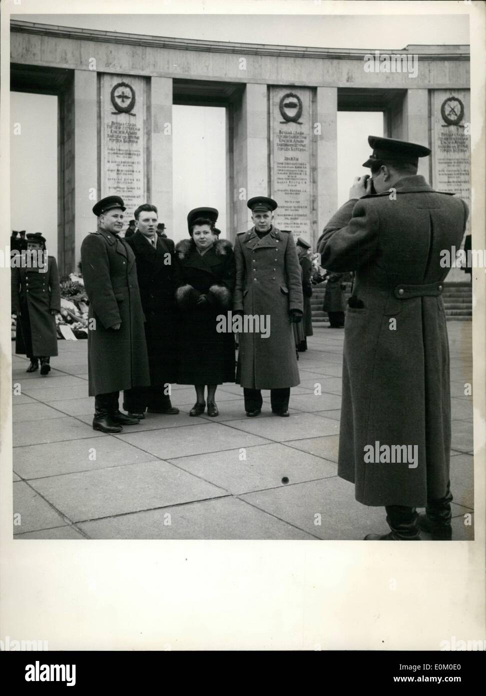 Febbraio 02, 1953 - In occasione del trentacinquesimo anniversario della fondazione dell'esercito sovietico una delegazione della Berlino forze sovietiche era che stabilisce le corone di fiori sul monumento sovietico nel settore britannico di Berlino. La foto mostra gli ufficiali sovietici di scattare una istantanea per inviare i loro ragazzi a casa. Foto Stock