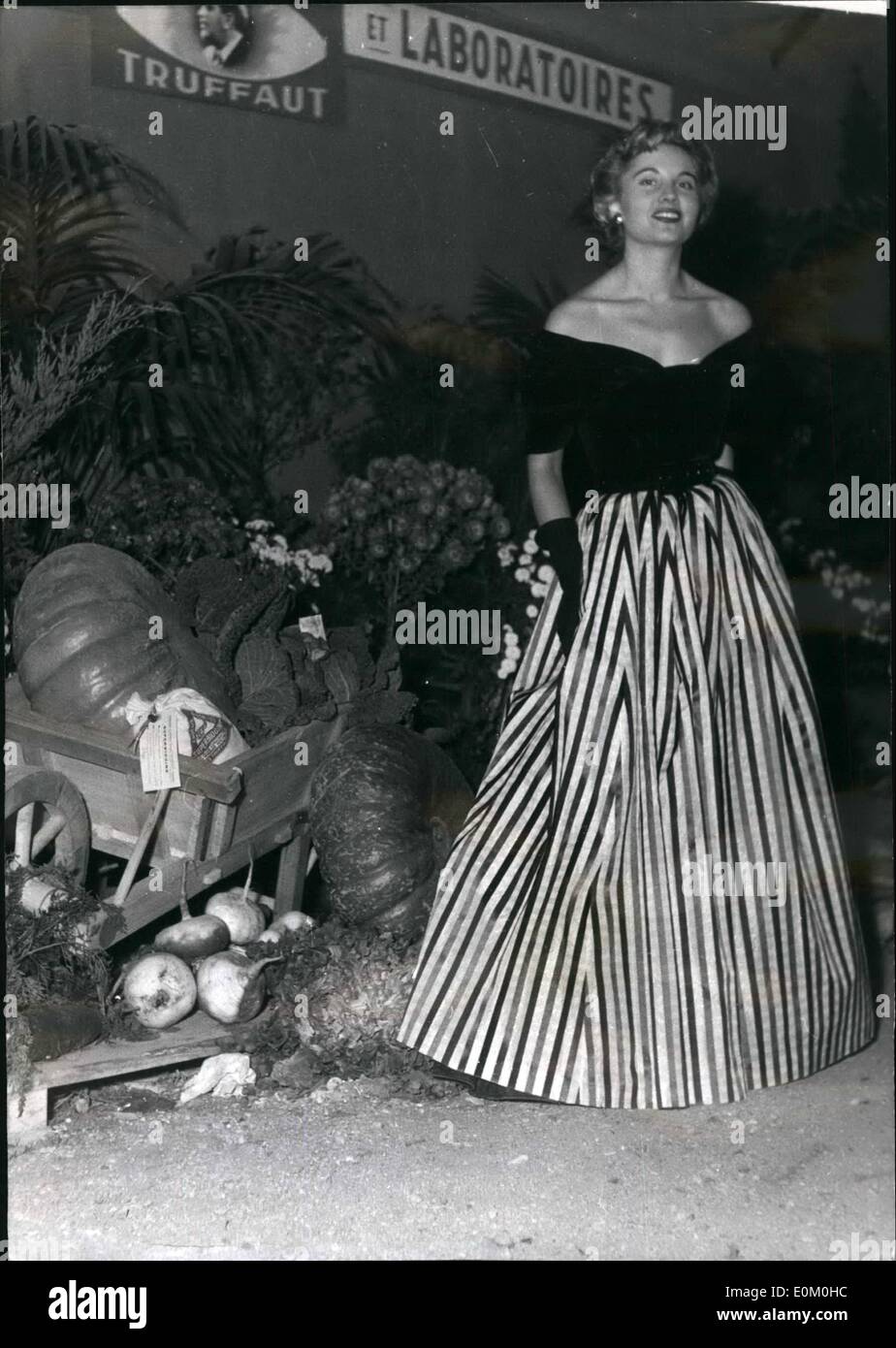 Gen 01, 1953 - fiori, frutta e moda: In un bellissimo scenario del fiore e frutto mostra, affascinante manichini ha presentato le ultime creazioni di abiti di Parigi. ''Bal de nui'' abito da sera in bianco e nero. Foto Stock