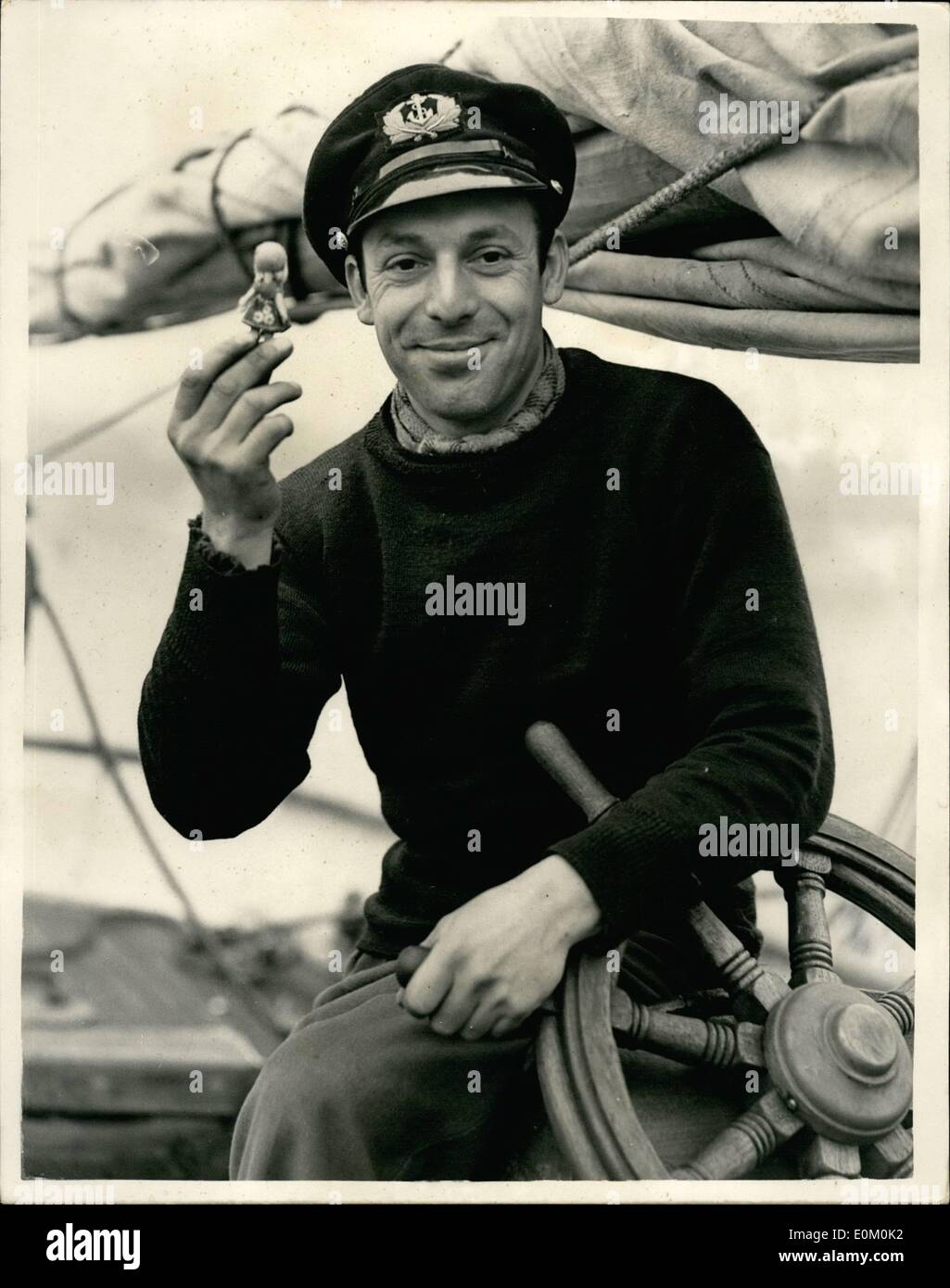 Gen 01, 1953 - Tenetevi pronti per 30.000 miglia di viaggio il capitano e la sua mascotte: un gruppo di nove giovani si preparano i loro ex-yacht tedesco ''ASTA'' nel fiume Hamble, Hampshire per loro 30.000 mile ''rotonda " viaggio a San Francisco, passando per il Mediterraneo, il Mar Rosso, Ceylon e le Indie Orientali. Richard Aramburu che proviene da Marsailles, la Francia è il capitano. Egli era un pescatore in Sud America. Mostra fotografica di Richard Araburu il capitano tiene una miniatura ''Irish Doll'' mascotte - al volante della ''ASTA'' al fiume Hamble Foto Stock