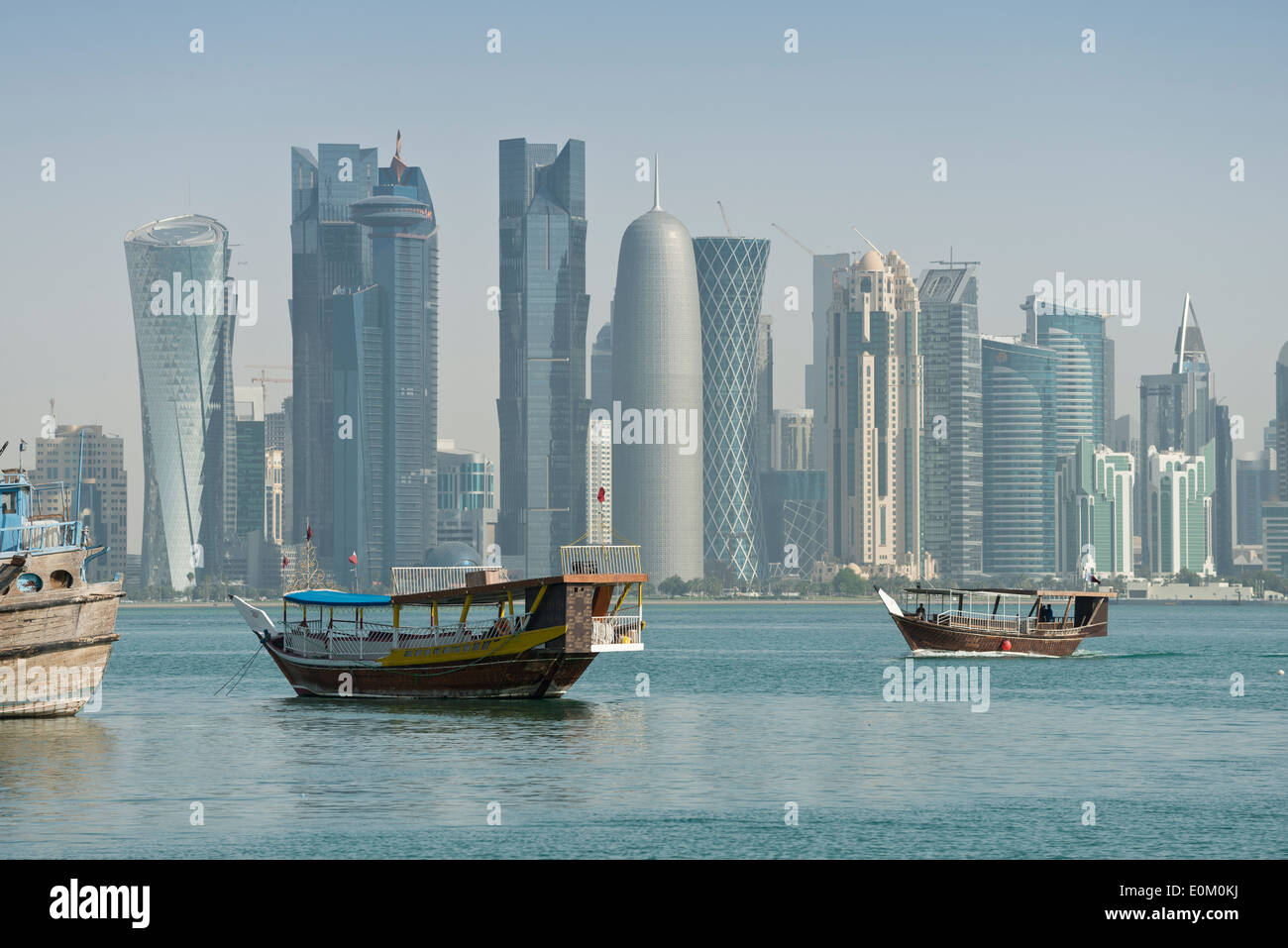 Doha. Il Qatar. Dhow tradizionale & grattacieli di West Bay skyline. Foto Stock