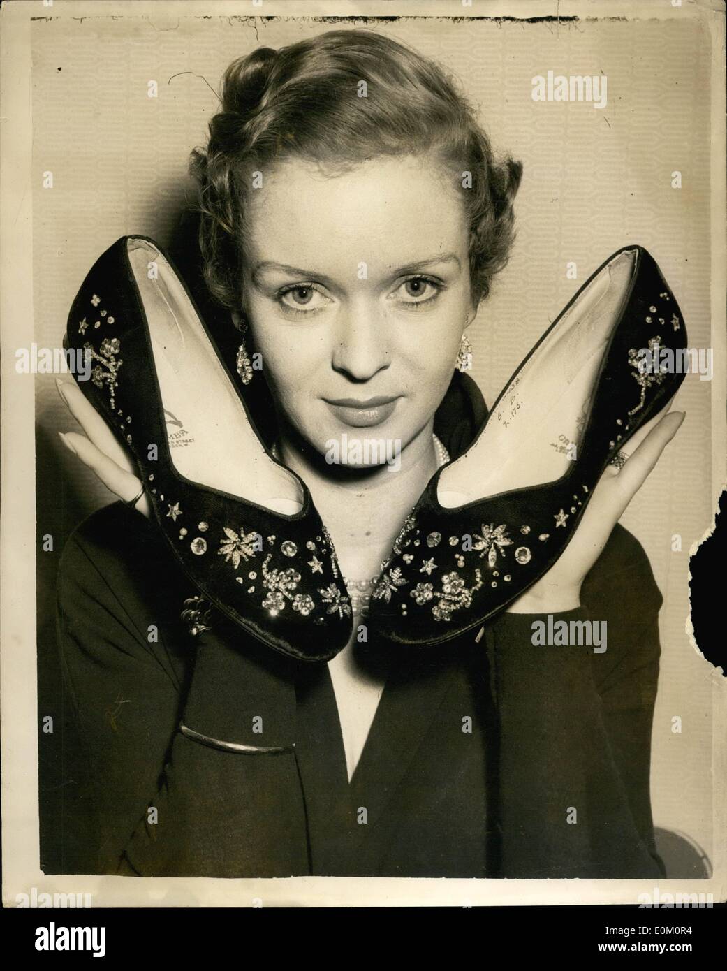 Febbraio 18, 1953 - Visualizzazione della calzatura Mode Pat Squire visto tenendo ''Tiara'' - Un jewelled black velvet pantofola per scarpe da cocktail Foto Stock