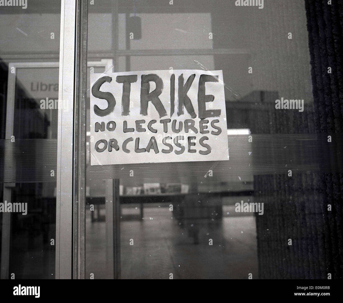 Anni sessanta foto storiche che mostra un insegnamento sciopero avviso sulla porta o finestra di università o college edificio. Foto Stock