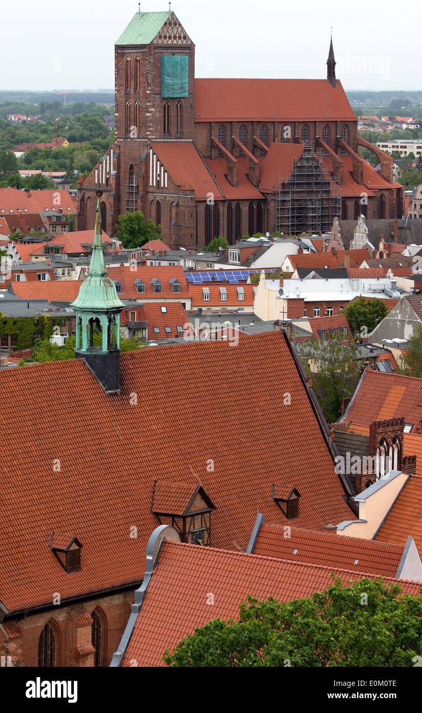 Wismar in Germania. 14 Maggio, 2014. La vista della Chiesa di San Nicola da nuovi visitatori' la piattaforma a la chiesa di San Giorgio a Wismar, Germania, 14 maggio 2014. Un nuovo ascensore in vetro e la terrazza sul tetto sono stati aggiunti durante i lavori di ristrutturazione della torre e il costo della città 2.1 milioni di euro. L'apertura della piattaforma mette fine per il più grande progetto mai finanziato dalla Deutschen Stiftung Denkmalschutz (Fondazione tedesca per la protezione dei monumenti storici) ad un costo di 40 milioni di euro. Foto: Jens BUETTNER/dpa/Alamy Live News Foto Stock