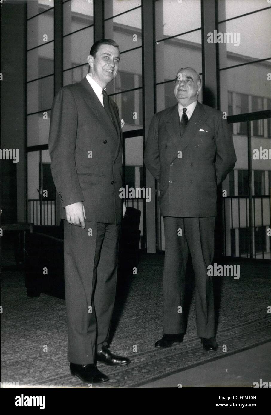 Gen 01, 1953 - Roosevelt Jr. visita la NATO. Roosevelt Jr. fotografato con Lord Ismay presso la NATO (Palais de Chaillot) di Parigi, questo pomeriggio. Foto Stock