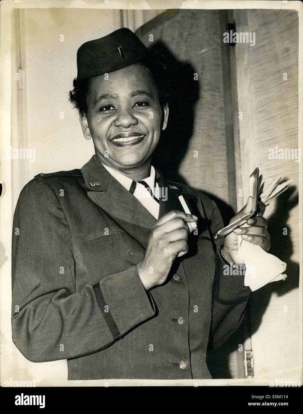 Gen 01, 1953 - ''Angelo della piattaforma 6'' è onorata eroina della Harron incidente ferroviario.: La varietà Club di salutare la Gran Bretagna ha pagato un tributo speciale a Lieut, Abbie Sweetwine, la calma United States Air Force infermiere - un negress - che hanno confortato tante vittime a Harrow - Wealdstone reil crash in cui oltre 100 perso il loro vivere il 8 ottobre. Lieut . Sweetwine, chi era Christended ''angelo della piattaforma 6'' è stato ospite di onore al club pranzo presso il Sovey Hotel foto mostrano Lieut. Abbie Sweetwine a pranzo. Foto Stock