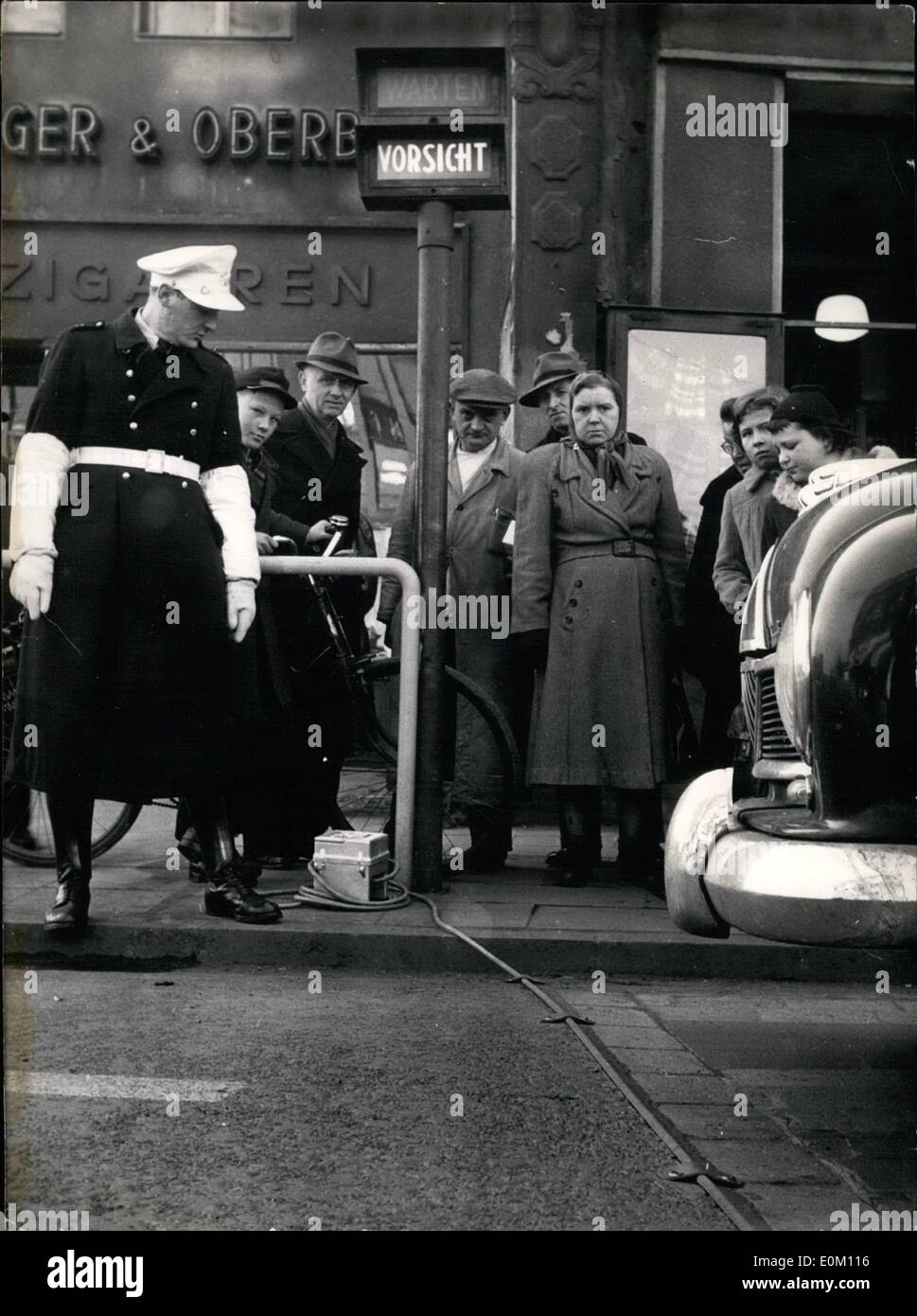 Gen 01, 1953 - Traffico a Duisburg, Germania Occidentale, è soggetto a un controllo sistematico, il meccanismo minuscolo situato sulla superficie della strada si registra automaticamente tutti i motocicli, automobili e biciclette che passano sulla strada. Non appena il veicolo supera la linea, la serie conta ''un' Foto Stock