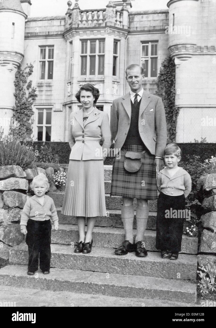 La regina Elisabetta II con la sua famiglia nella parte anteriore del Castello di Balmoral Foto Stock