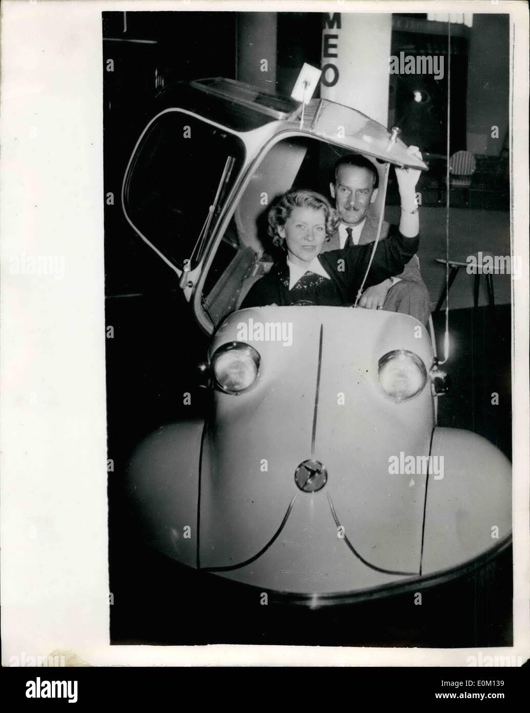 Febbraio 23, 1953 - 23-3-53 Salone Internazionale dell'automobile in Frankfurt Main. Unica macchina dal Messerschmitt aria fabbrica artigianale. Un tipo completamente nuovo di Vespa Lambretta sul display durante il salone internazionale dell'automobile che si terrà a Francoforte sul Meno, Germania. Questa piccola vettura è stata produce dal Messerschmitt fabbrica, la stessa fabbrica che ha prodotto il tedesco Messerschmitt aerei durante la guerra. La macchina è alimentata da un 175 com la Fichtel, motore Sachs, ha quattro marce e ha una velocità massima di 75 km. ph. Esso utilizza tra 2 e 3 litri di benzina per 100 km. Foto Stock