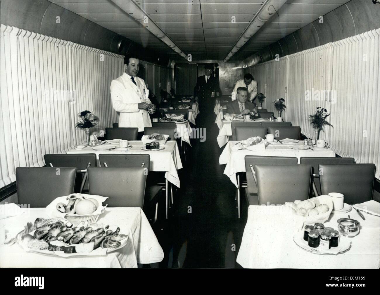 Mar 03, 1953 - Nuovo italiano Super Treno: La nuova Breda treno di lusso ha iniziato a regolare servizio di collegamento tra Milano e Napoli in 8 ore a media spped di 100km, per ora. La foto mostra la sala da pranzo. Foto Stock
