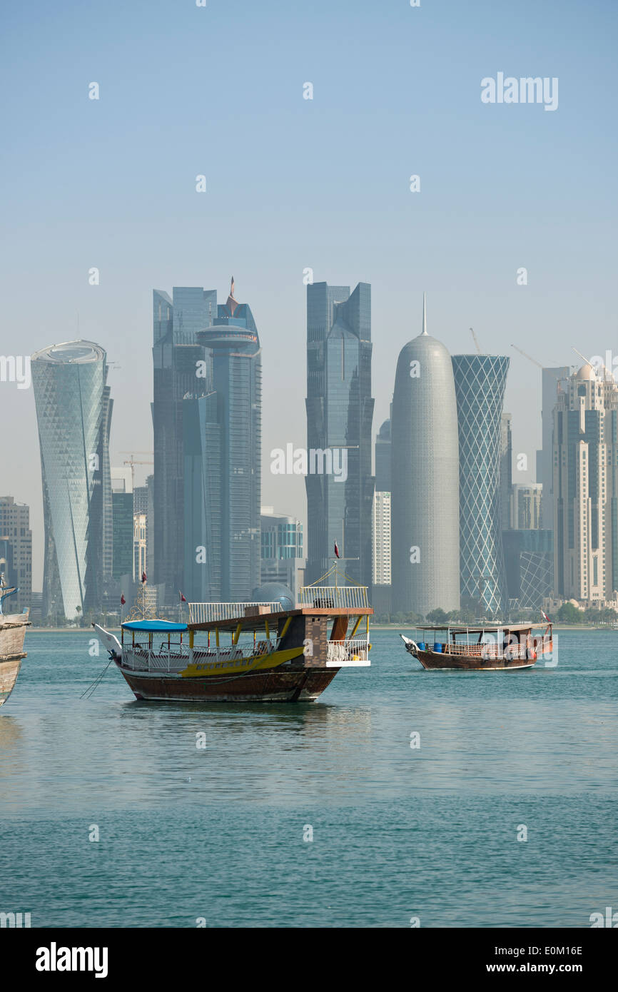 Doha. Il Qatar. Dhow tradizionale & grattacieli di West Bay skyline. Foto Stock