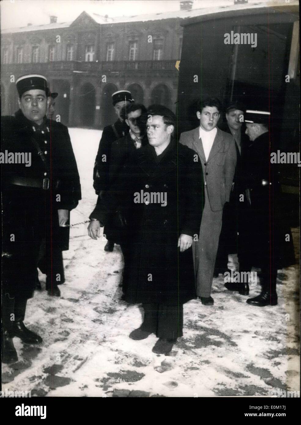 Gen 13, 1953 - Ockfen sanguinosa andando su prova: sul processo di francese ad Alta commissione di Rastatt, Germania, il procedimento avviato contro tre tedesco uomo accusato, che aveva ucciso il soldato francese Ernest Dubois da un colpo di pugnale con la lama di un coltello e ferito il suo compagno Peter Lorenz. La foto mostra l'accusato gli uomini, aarriving sulla corte. In primo piano Peter Hauser, sinistra Martin Bensmuller jun. diritto Matthias Wagner e in background Martin Bensmuller sen. La prova presuppone nessun contesto politico in questo caso sul punto. Foto Stock
