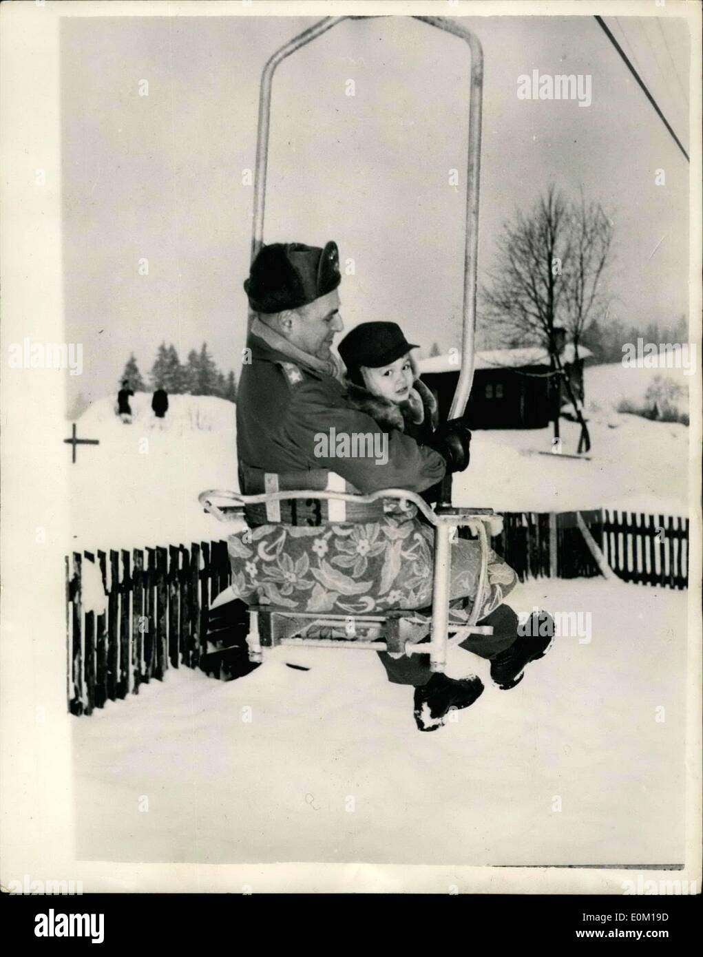 Gen 23, 1953 - Forma Commander Vacanze D. Baviera foto esclusive di generale Radgway,: Generale Rigway comandante supremo delle potenze alleate in Europa, è in vacanza con la moglie e il figlio, presso l'U.S. Esercito centro ricreativo, in Germisch-Pertenkirchen, Alta Baviera la foto mostra il generale Ridgway, mantiene il suo figlio Matty, come essi ride su ski-lift mentre in vacanza al Germisch. Foto Stock