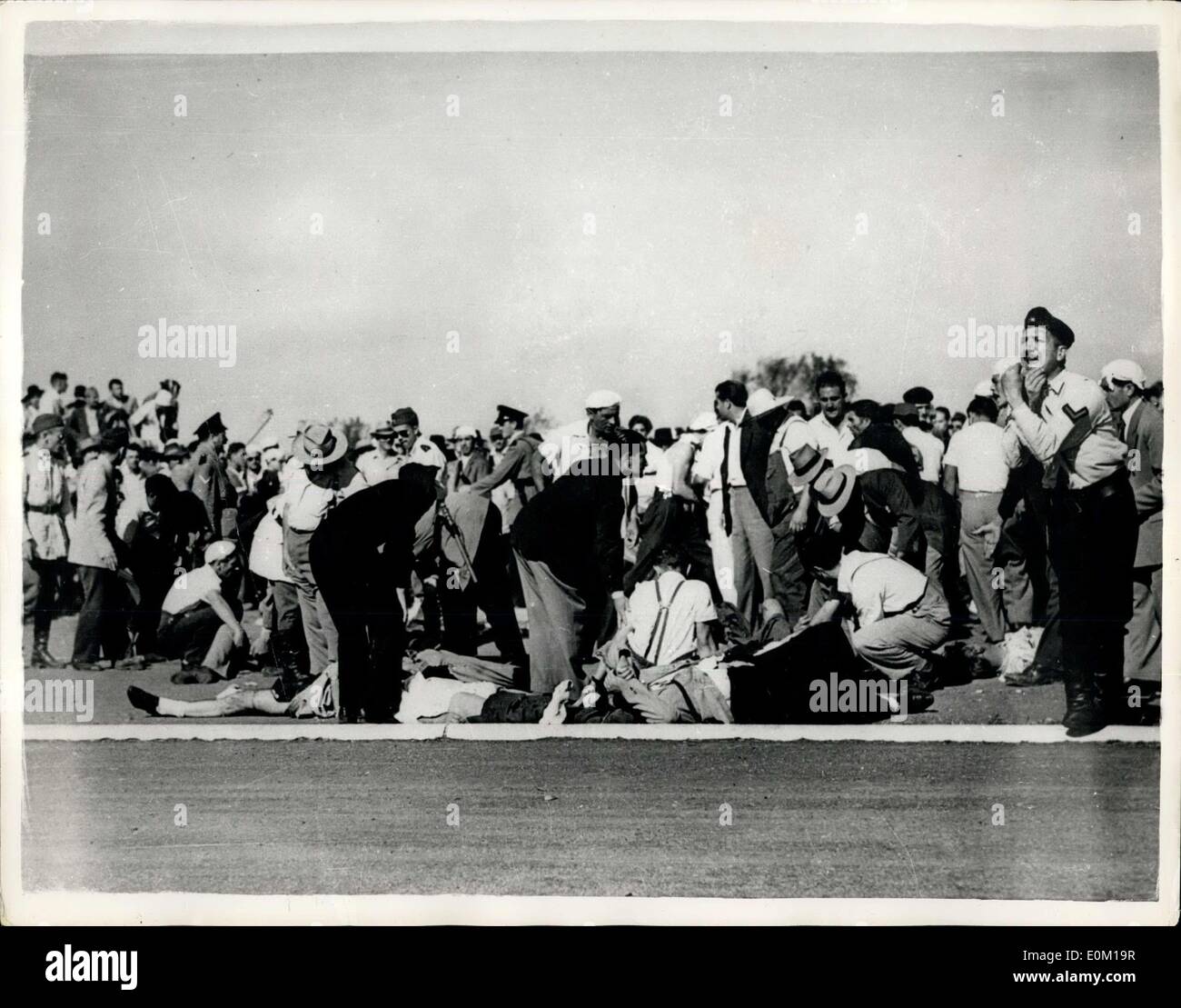 Gen 24, 1953 - Gli spettatori uccise trenta Si feriti in Argentina Grans Prix Car Crash: dieci spettatori sono state uccise trenta e sei sono stati feriti durante la International Motor Car Race per l'argentino Grand Prix in Buenos Aires. Il driver italiano Nino Farina ha perso il controllo della sua vettura in corrispondenza di una piega e tratteggiata in un gruppo di persone che avevano scalatore oltre la barriera per ottenere una vista migliore - quando le forze di polizia non sono stati in grado di controllare il 300.000 forte folla. La gara è stata vinta dall'italiano Alberto Ascari su Ferrari Foto Stock