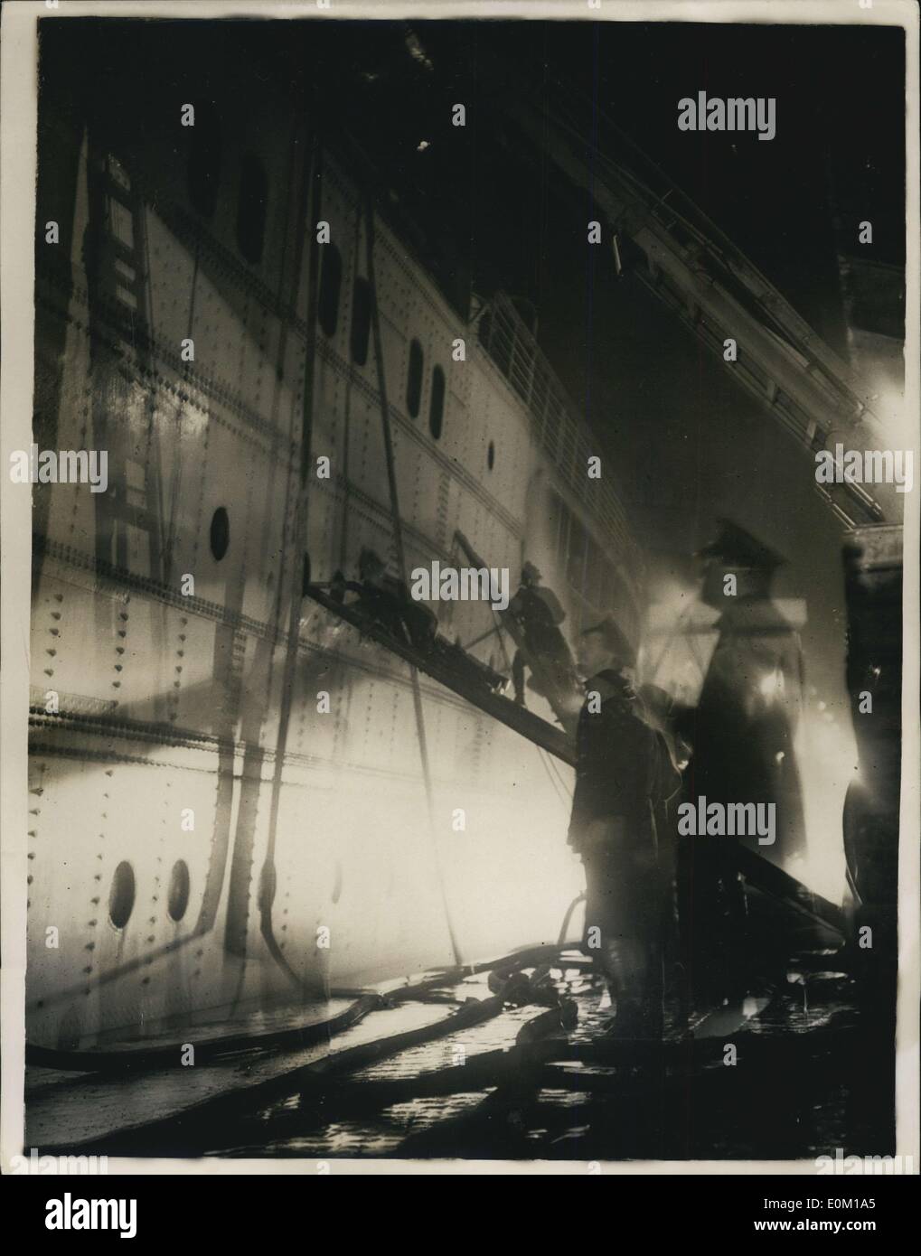 Gen 26, 1953 - L'Imperatrice del Canada bruciata-Capsizes in Liverpool Dock: foto mostra la scena come vigile del fuoco e i funzionari combattere il fuoco che ha bruciato e provocato il capovolgimento del liner Imperatrice del Canada nel dock di Liverpool. Foto Stock