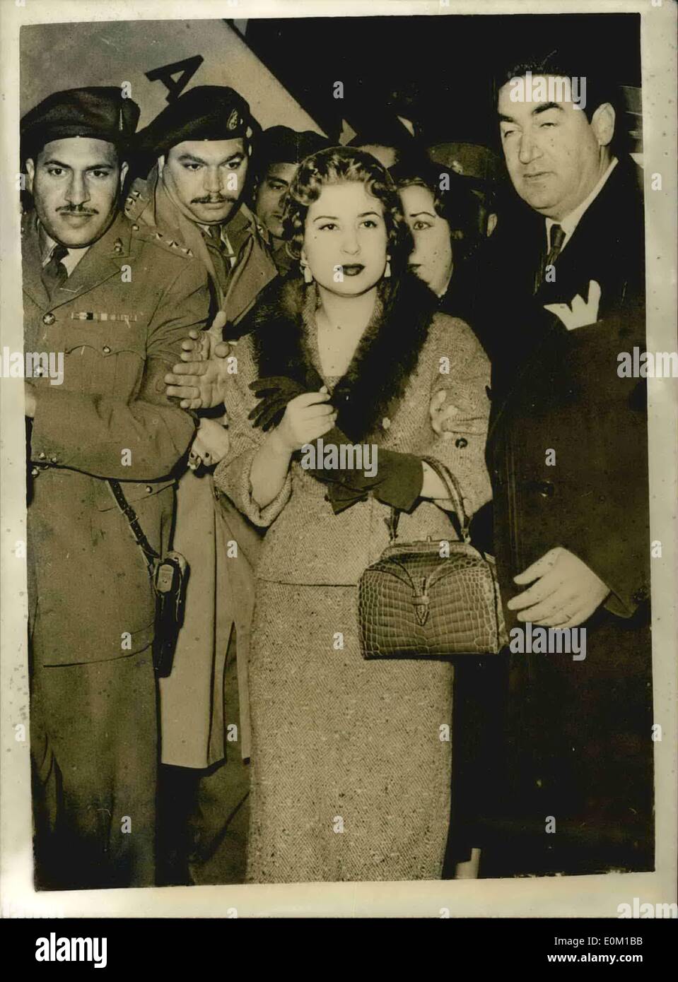 Mar 03, 1953 - Ex-Queen Narriman arriva al Cairo. Viaggi in aereo da Ginevra.: Ex-Queen Narirman arrivati presso l'Aeroporto Internazionale del Cairo dal richiamo di Ginevra - ed è stato incontrato all'aeroporto da suo zio il sig. Moustafa Sadek e un certo numero di altri parenti. Ella è stata accompagnata sul volo da sua madre la sig.ra Asila Sadek. La foto mostra Narriman circondato da militari e funzionari di polizia, suo zio e seguita da sua madre - all'arrivo al Cairo. Foto Stock