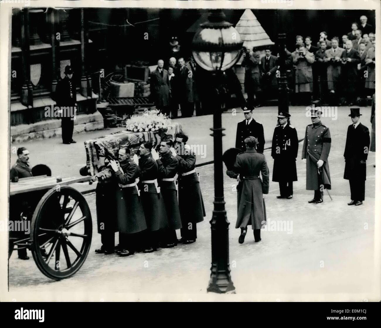 Mar 03, 1953 - Queen Mary: Lying-In-membro processione fino a Westminster Hall tenendo il corpo dalla Gun-Carriage.. La foto mostra: quattro Royal Dukes - Duca di Edimburgo; Duca di Windsor. Il duca di Gloucester e il Duca di Kent guarda come il corpo della Regina Maria è assunta dalla pistola carrello all'arrivo a Westminster Hall per la giacente in stato di questo pomeriggio. Foto Stock