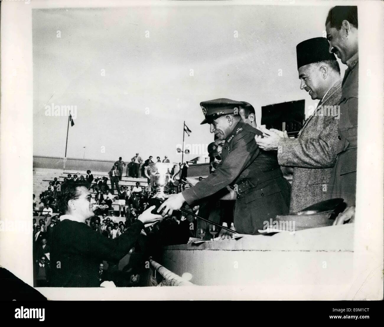 Mar 03, 1953 - Drobny batte Von Cramm in egiziano finale Lawn Tennis Championship... Neguib presenta la Coppa... J. Drobny Egitto Foto Stock