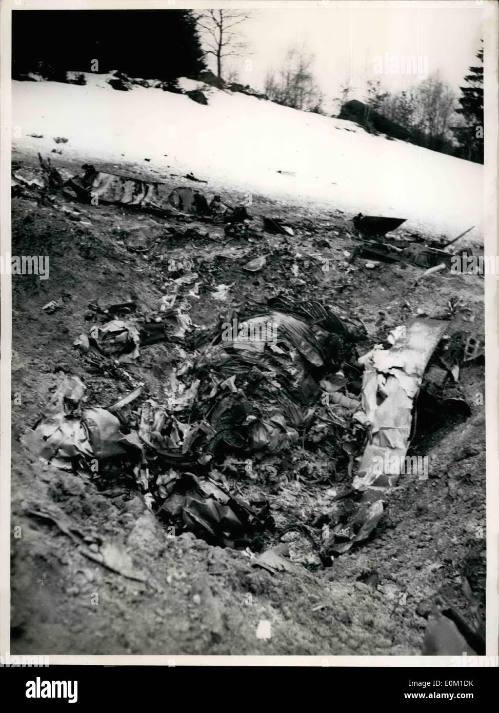 Mar 03, 1953 - American jet fighter abbattuto in Baviera.: un American jet fighter F-84 essendo su un volo di routine nel sud della Germania è stato attaccato e abbattuto da due jet CECA-fighters di origine russa del tipo NYG-15 circa 25 chilometri prima del confine ceco, martedì mattinata circa 11 ore medio-ora europea. Il pilota potrebbe salvare se stesso per mezzo del suo paracadute. Mostra fotografica di American air-polizia al bruciato relitto della F-84 che si schiantò vicino a Falkenstein nel distretto di Roding. Foto Stock