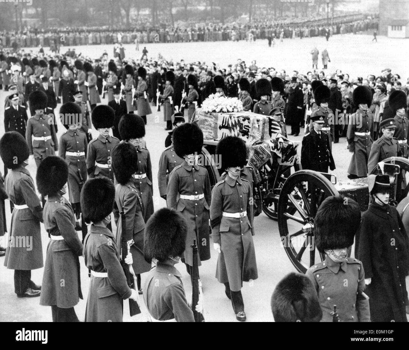 Le protezioni a piedi in corteo funebre per Queen Mary Foto Stock