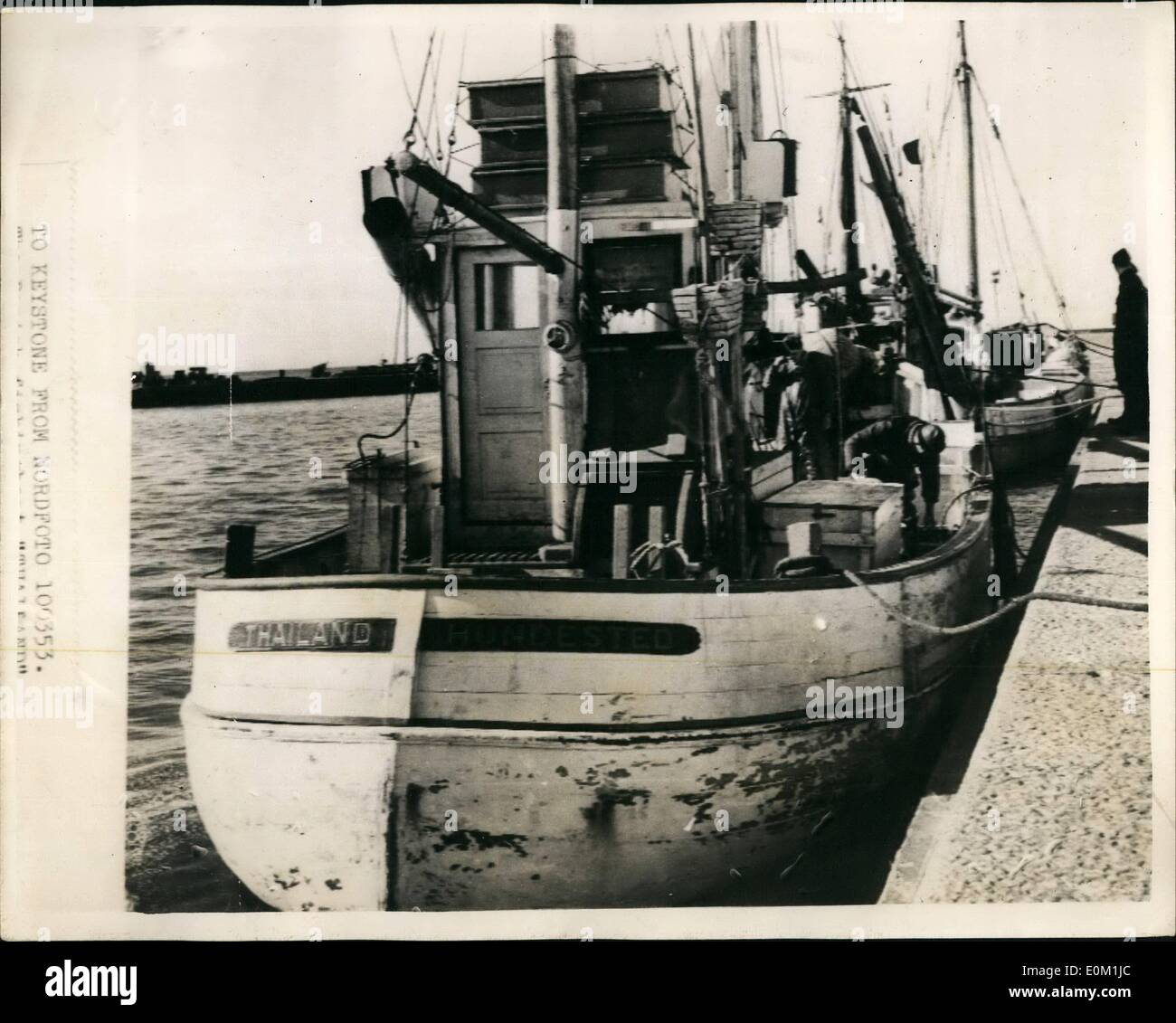 Mar 03, 1953 - Polonia detiene navi danesi: la Polonia ha sequestrato danese barche da pesca con 30 danesi a bordo, in cellule Hela Bay, vicino a Danzica. La barca da pesca della Thailandia, che è stata sequestrata con gli altri, si staccò, e siamo tornati a Bornholm, l'isola danese, oggi. Nessuna dichiarazione ufficiale su entrambi i lati ha legato il sequestro con la detenzione del russo-costruito jet da combattimento il cui pilota polacco ha chiesto asilo politico in Danimarca, ma i pescatori Bornhelm ha detto che si trattava di una rappresaglia. La foto mostra il danese barca da pesca in Thailandia, visto arrivare al Porto di Bonne, Bornhelm, oggi. Foto Stock