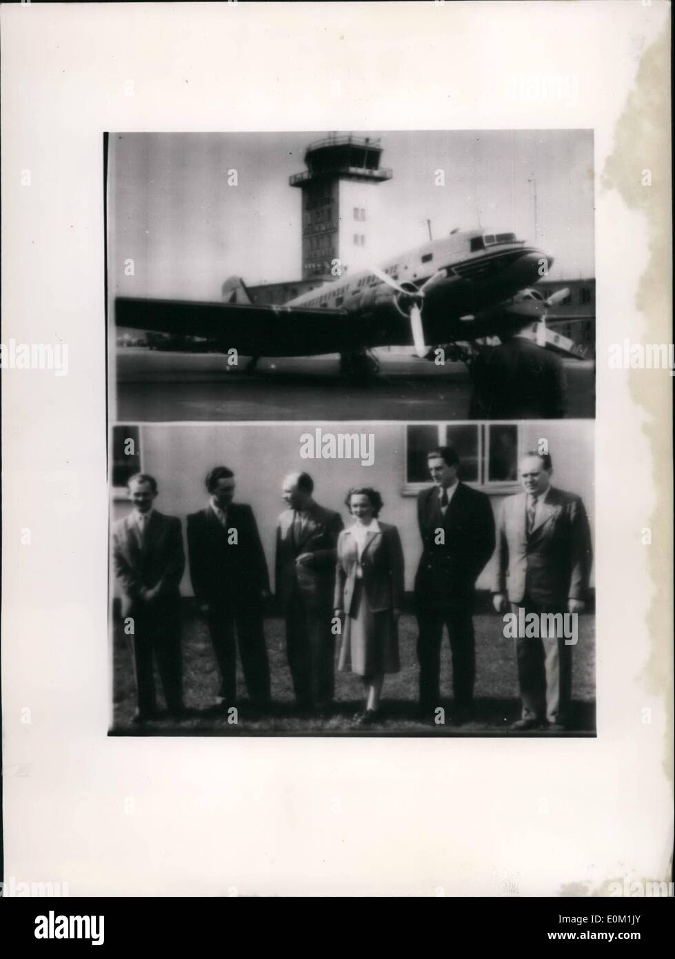 Mar 03, 1953 - Foto da Francoforte. Martedì un piano ceca con 6 persone a bordo è atterrato a Francoforte Aeroporto Militare. Ulteriori dettagli vengono richiesti dai servizi news. Ombrello per la pioggia. Foto Stock
