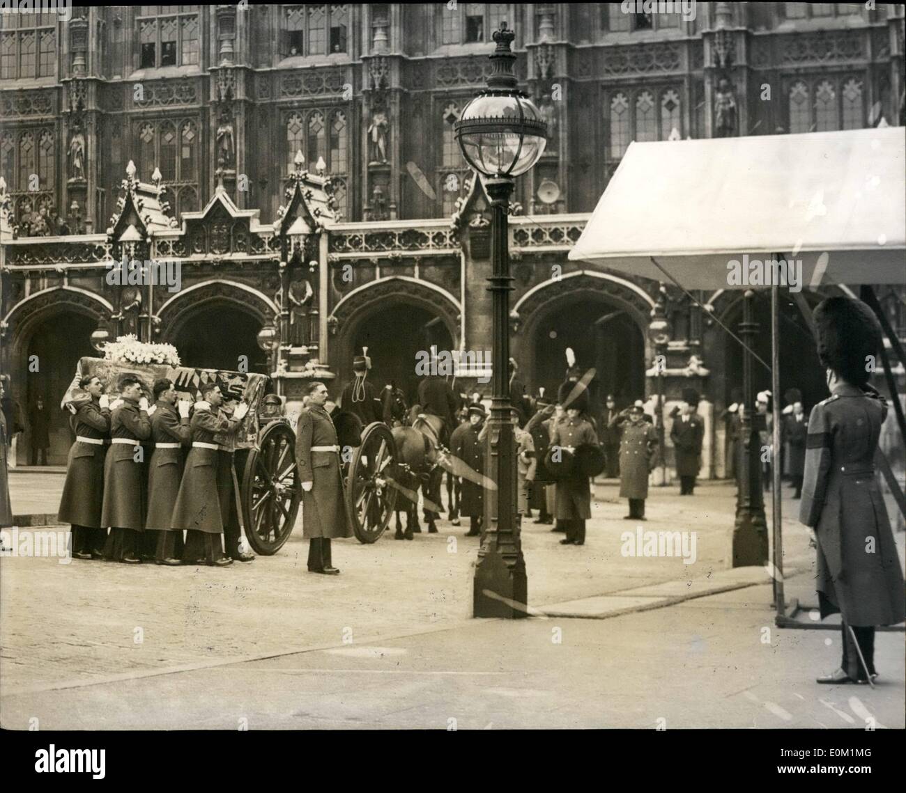 Mar 03, 1953 - giacente - in - Stato della Regina Maria. La bara trasportata nella Westminster Hall dalla compagnia della Regina della Guardia. (Cr Foto Stock