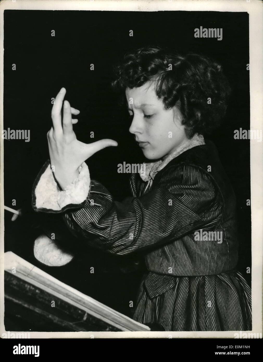 Mar 03, 1953 - Italiano Bambino che ripete con la London Philharmonic Orchestra al Royal Albert Hall: Giannella De Marco, otto anni 'Italiano Prodigy " chi è di condurre la London Philharmonic Orchestra presso la Royal Albert Hall di giovedì - è stato quello di essere visto ripassando con l'Orchestra di lavoro questa mattina. Un home office divieto per la sua apparizione a Londra è stata sollevata quando Giannells offrirono 00 Tassa per un bambini di carità. Mostra fotografica di close-up di Giannella De Marco come lei ripete con l'Orchestra di questa mattina. Foto Stock