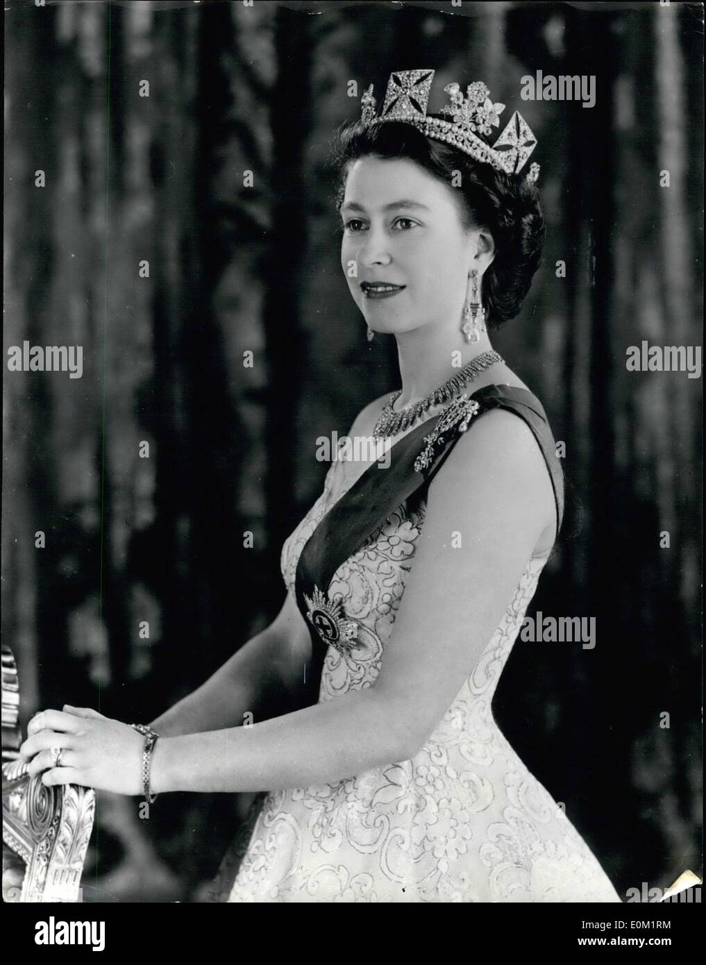Apr. 04, 1953 - H.M. la Queen Elizabeth II a Buckingham Palace: la regina indossa un rosa pallido abito da sera di lavoro dell'ago pizzi su tulle, con il nastro blu e Stella della Giarrettiera, e con essa una frangia russa design collana diamante (un regalo di nozze dalla città di Londra) diamond drop orecchini e due schiave di diamante. Il Diamond Drop spilla nella parte superiore del nastro di colore blu è un cimelio di famiglia ed è stato indossato dalla Regina Maria. Sul suo capo è un diamante diadema, la fascia del quale è composto da una fila di diamanti tra due file di perle Foto Stock
