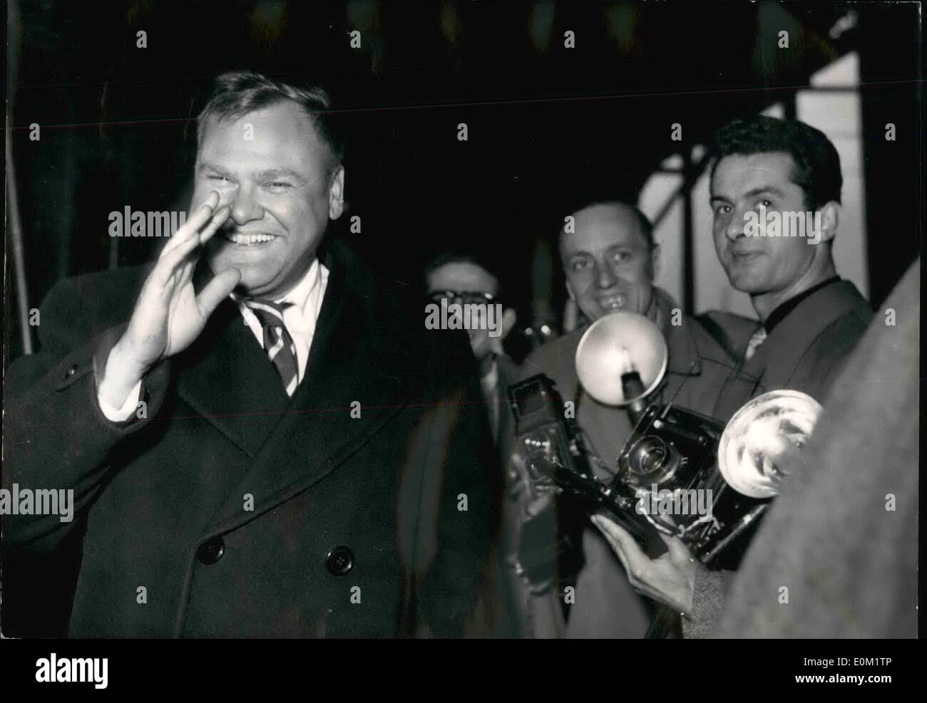 Apr. 04, 1953 - giornalista americano di contropartita di Maurice Thorez ates commozione alla stazione Gare du Nord: John Roderick di associat Foto Stock