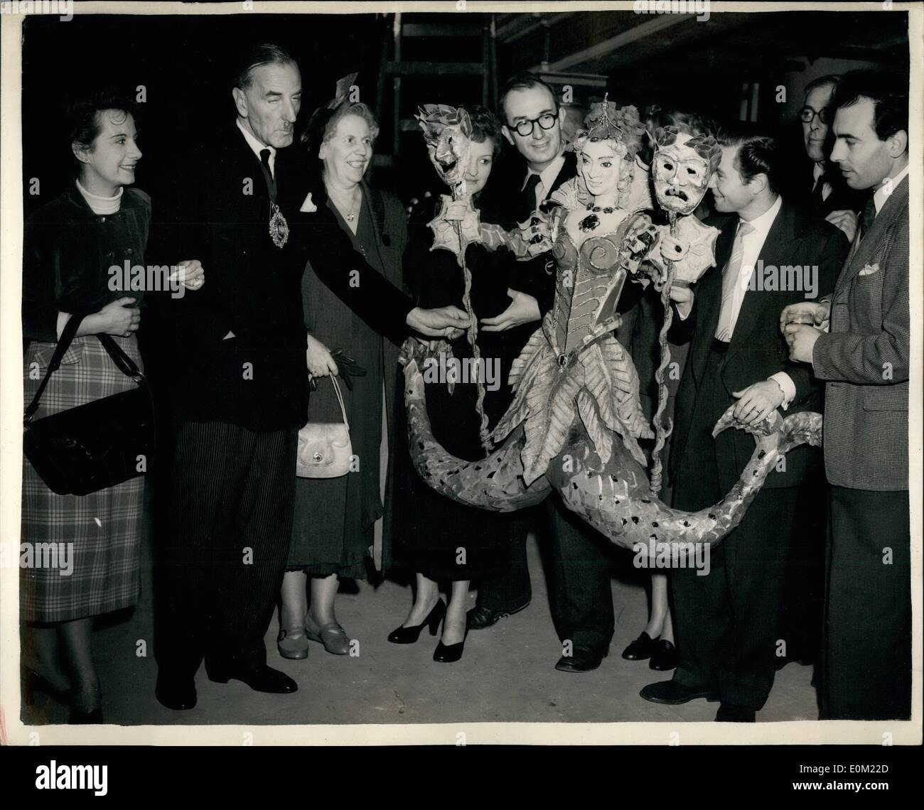 Apr. 04, 1953 - Il ''mermaid Theatre'' al Royal Exchange si avvicina al completamento... Il gruppo sul palco... Il Mermaid Theatre, fondata Bernard Muli e sua moglie Josephine Wilson - si avvicina al completamento presso il famoso Royal Exchange... I progressi compiuti per la costruzione è stato ispezionato da questa mattina Bernhard miglia e dal Sindaco di Londra Sir Rupert De La Bere e i membri del cast che sarà visualizzata a teatro... Keystone Foto Mostra: Bernard Miles illustra il Signor Sindaco e Signora l'emblema del teatro - un grande ''mermaid'' presso il Royal Exchange oggi Foto Stock