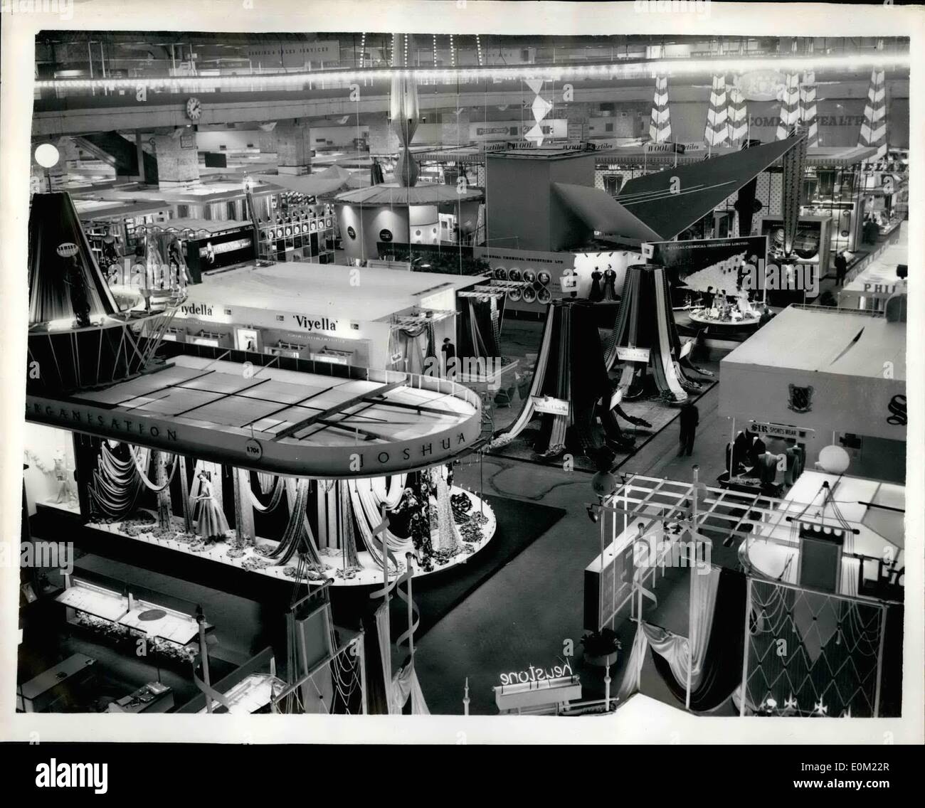 Apr. 04, 1953 - Apertura dell'Earl's Court sezione del British Industrial Fair. Mostra fotografica di vista generale del Commonwealth la sezione delle industrie britanniche fiera - che si è aperta questa mattina a Earls Court. Foto Stock