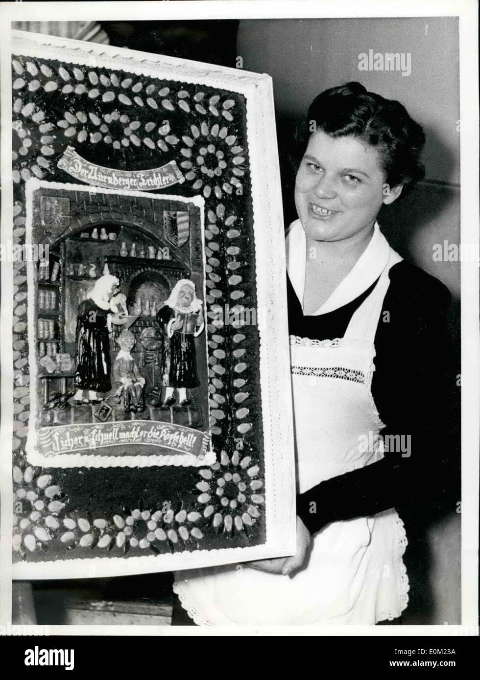 Apr. 04, 1953 - enorme Gingor-Bread Norimberga per pasticceria tedesca mostra.: uno lo zenzero Norimberga-pane che maestro pasticciere Gmeiner realizzato per la pasticceria tedesca mostra a Dusseldorf (aperto da aprile 25th) era più di un metro di lunghezza. A metà dello zenzero-pane vi è famoso in tutto il mondo'' imbuto di Norimberga" fatte di zucchero-velo. Questo lo zenzero-pane può causare venire mal di stomaco per coloro che vengono a mangiare. Foto Stock Apr. 04, 1953 - enorme Gingor-Bread Norimberga per pasticceria tedesca mostra.: uno lo zenzero Norimberga-pane che maestro pasticciere Gmeiner realizzato per la pasticceria tedesca mostra a Dusseldorf (aperto da aprile 25th) era più di un metro di lunghezza. A metà dello zenzero-pane vi è famoso in tutto il mondo'' imbuto di Norimberga" fatte di zucchero-velo. Questo lo zenzero-pane può causare venire mal di stomaco per coloro che vengono a mangiare. Foto Stock