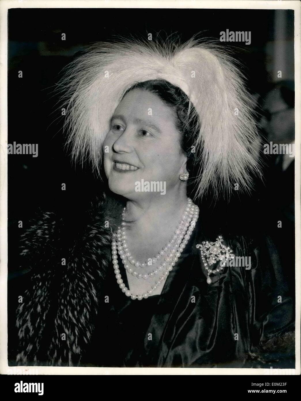 Apr. 04, 1953 - Regina Madre presso il Nuffield Foundation Reception. : Londra: un affascinante sorriso dalla Regina Elisabetta Regina Madre, chi indossa un bianco di piume di struzzo hat, come ella assiste un ricevimento per segnare il decimo anniversario dell'inaugurazione del Nuffield Foundation a Grove House, Regent''s Park. Foto Stock