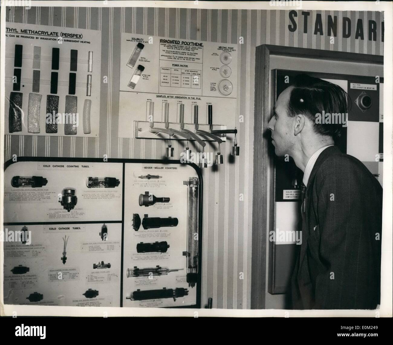 Apr. 04, 1953 - ''cotte " materie plastiche in mostra al British radio mostra i componenti. Mostra fotografica di plastica che sono stati ''cotte'' nell'atomo palo a Harwell per poche ore visto in mostra presso il British radio mostra i componenti che si apre al Grosvenor House questa mattina. Questa mostra illustra la straordinaria forza ottenuta mediante il atomico ''cucina'' processo. Secondo la quantità di irradiazione che diventano più forti, resistere alla corrosione e possono essere bolliti in acqua per ore senza danni. Foto Stock