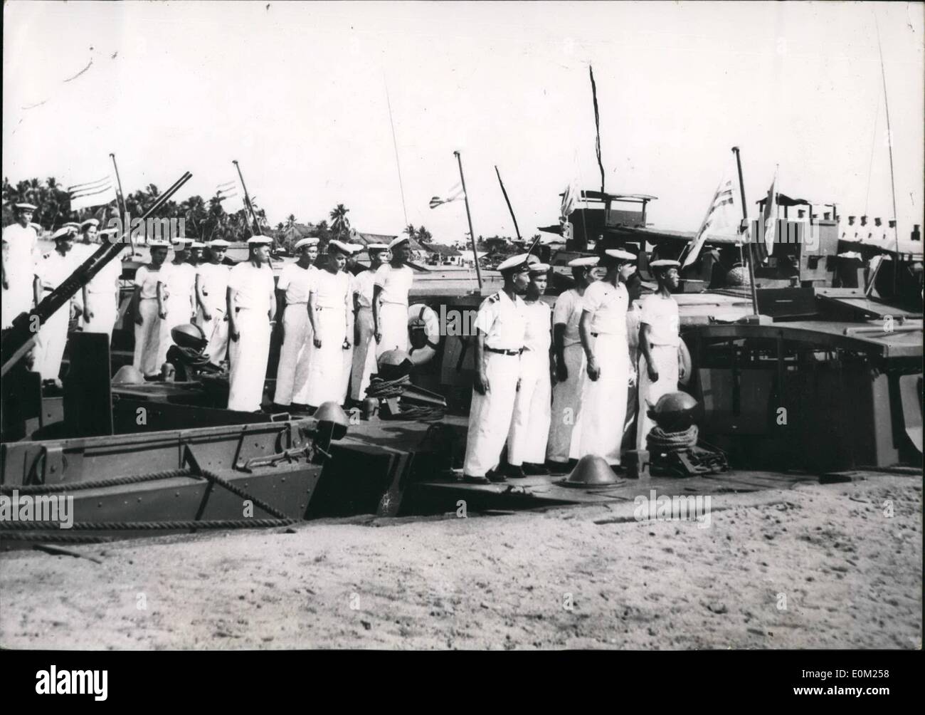 Apr. 04, 1953 - Indo Cina: Base Navale passa al Vietnam Marines. La cerimonia al Assaut de Cantho (Indo Cina) quando un francese di base navale è stato consegnato al Vietnam marinai. Foto Stock