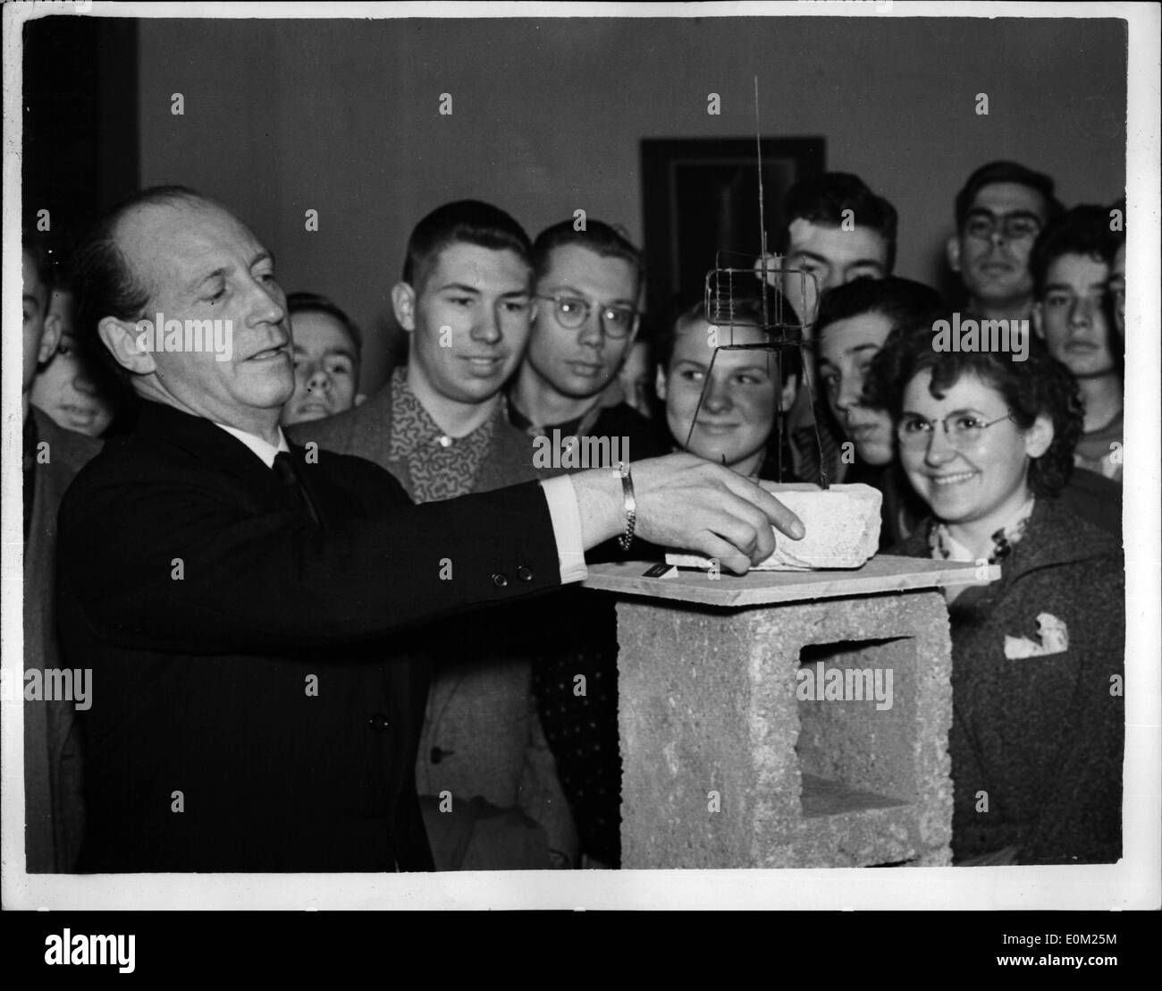 Apr. 04, 1953 - Seconda edizione del pluripremiato scultura in mostra alla Galleria.: La seconda edizione del sig. Rossi del maggiordomo sconosciuto prigioniero politico scultura fu preso alla Tate Gallery di oggi. La prima edizione è stato infranto il 15 marzo mentre è in mostra alla Tate. Sig. Butler era pitting oggi le sue risposte sul piedistallo che la sua opera originale occupata. Non vi è stato alcun cambiamento nel lay-out della mostra e il suo nuovo prigioniero è così accessibile al pubblico in quanto il vecchio è stato. Ma extra il vincitore del premio in questa scultura la concorrenza. Signor Foto Stock