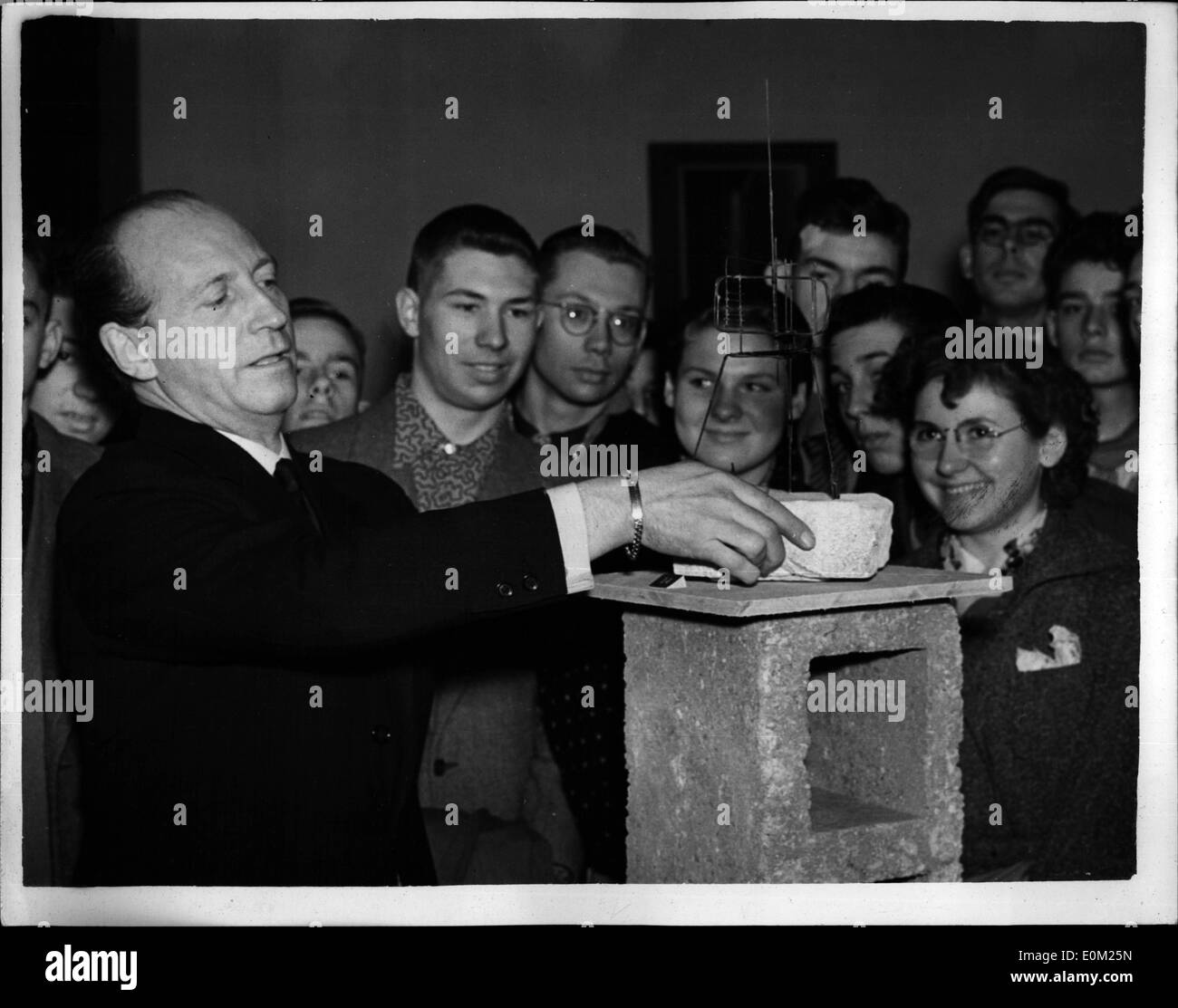 Apr. 04, 1953 - Seconda edizione del premio di scultura vincente in mostra alla Tate Gallery in corso... La seconda edizione del sig. Reg Butler's ''ignoto prigioniero politico" scultura fu preso alla Tate Gallery. La prima edizione è stato infranto il 15 marzo mentre è in mostra alla Tate. Sig. Butler era mettendo la sua replica sul piedistallo che la sua opera originale occupata. Non vi è stato alcun cambiamento nel lay-out della mostra e la sua nuova "prigioniero"' è così accessibile al pubblico in quanto il vecchio è stato Foto Stock