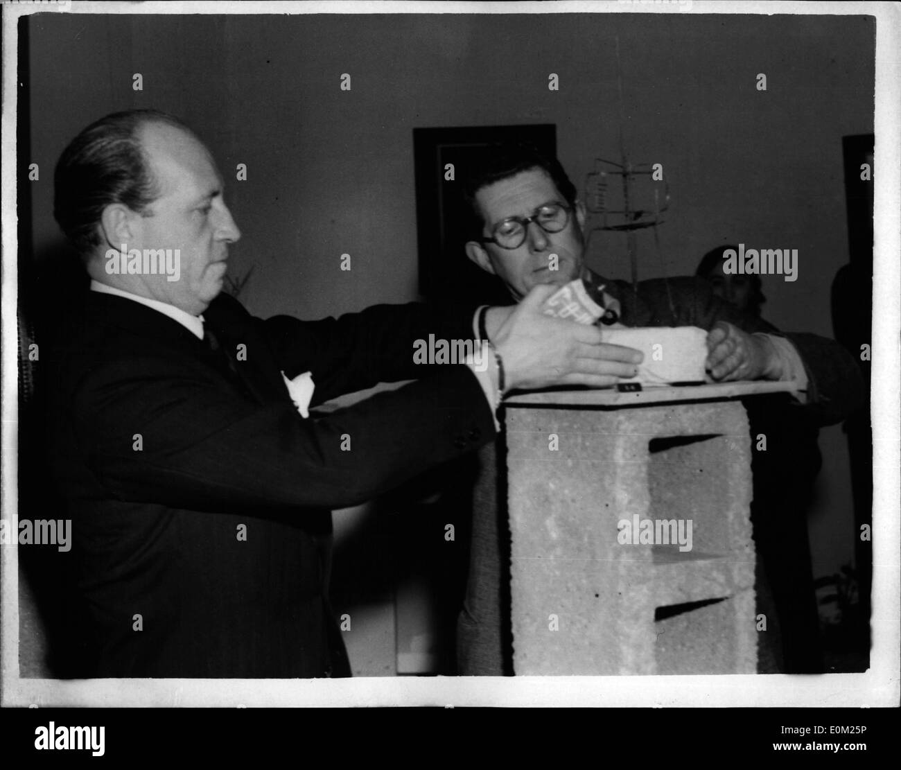 Apr. 04, 1953 - Seconda edizione del premio di scultura vincente in mostra alla Tate Gallery in corso... La seconda edizione del sig. Reg Butler's ''ignoto prigioniero politico" scultura fu preso alla Tate Gallery. La prima edizione è stato infranto il 15 marzo mentre è in mostra alla Tate. Sig. Butler era mettendo la sua replica sul piedistallo che la sua opera originale occupata. Non vi è stato alcun cambiamento nel lay-out della mostra e la sua nuova "prigioniero"' è così accessibile al pubblico in quanto il vecchio è stato Foto Stock