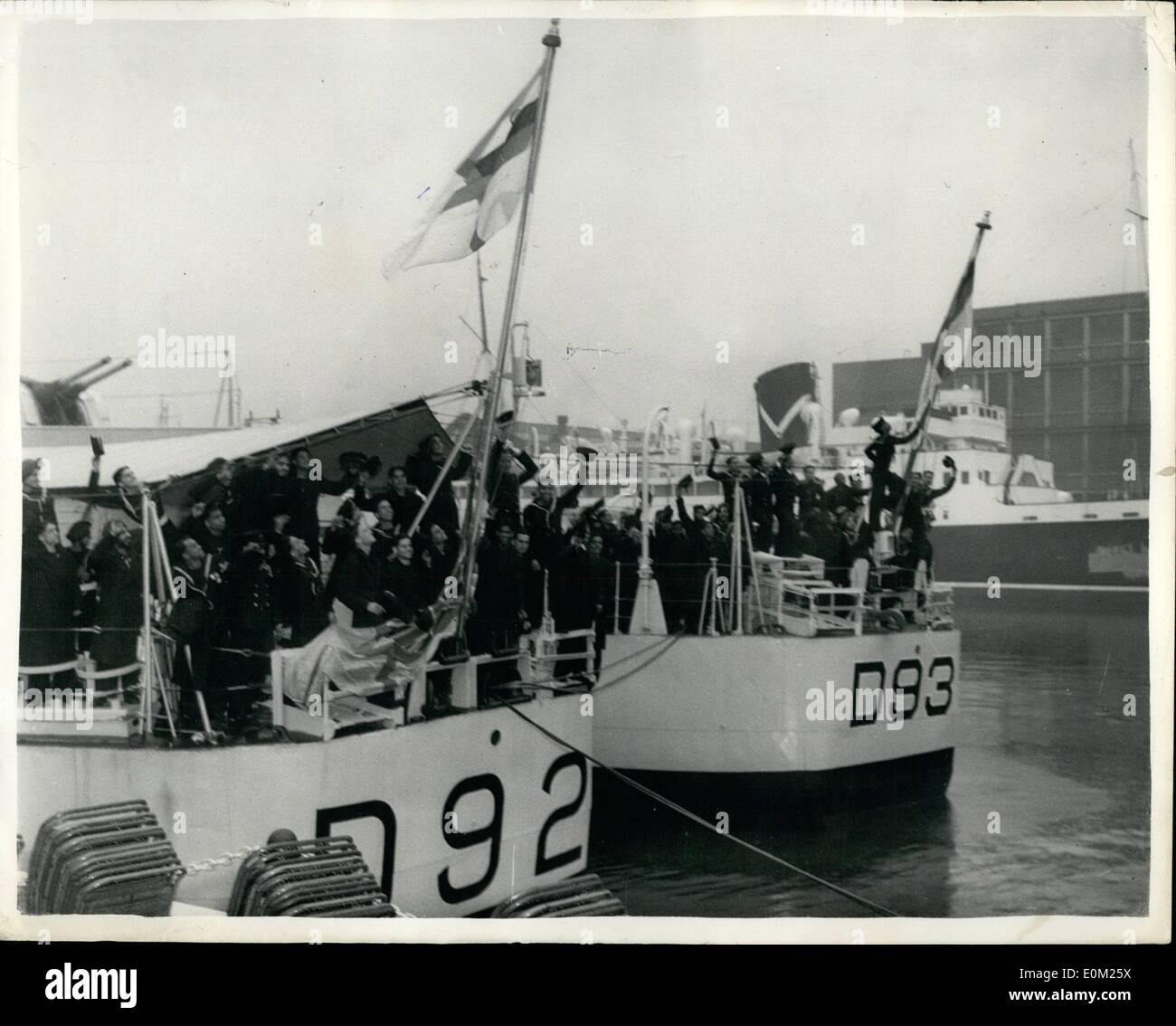 Apr. 04, 1953 - R.N. Fregate consegnato alla Marina militare indiana. La cerimonia di consegna delle due Royal Navy fregate all Indian Foto Stock